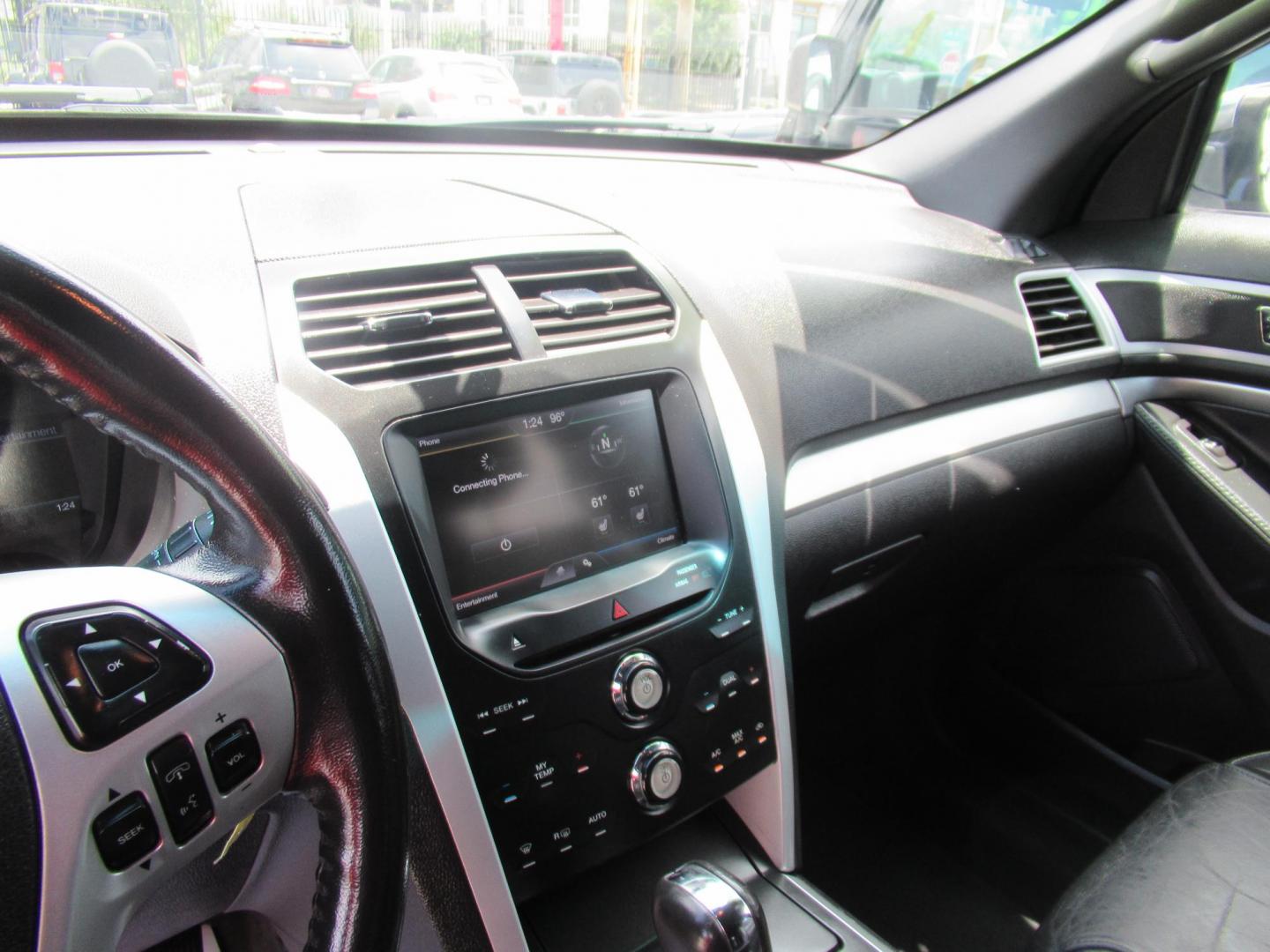 2013 Black /Black Ford Explorer XLT FWD (1FM5K7D99DG) with an 2.0L L4 DOHC 16V TURBO engine, 6-Speed Automatic transmission, located at 1511 North Shepherd Dr., Houston, TX, 77008, (281) 657-1221, 29.798361, -95.412560 - 2013 FORD EXPLORER XLTVIN: 1FM5K7D99DGA016094 DOOR WAGON-SPORT UTILITY2.0L I4 F DOHC 16VGASOLINEFRONT WHEEL DRIVE - Photo#4