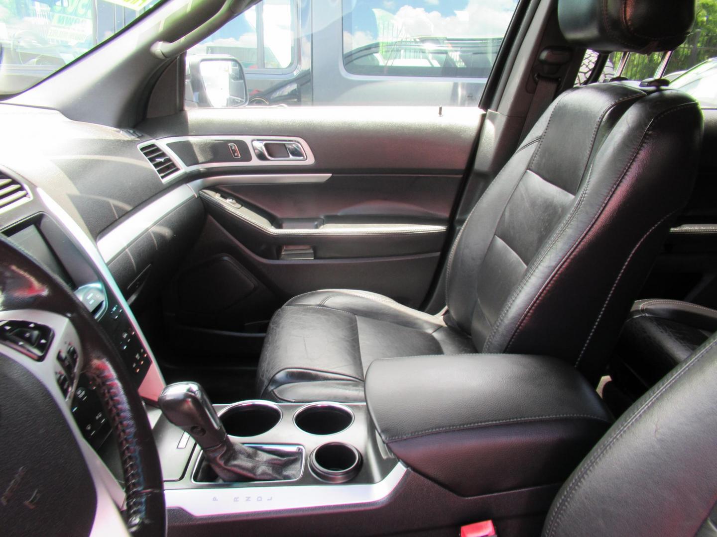 2013 Black /Black Ford Explorer XLT FWD (1FM5K7D99DG) with an 2.0L L4 DOHC 16V TURBO engine, 6-Speed Automatic transmission, located at 1511 North Shepherd Dr., Houston, TX, 77008, (281) 657-1221, 29.798361, -95.412560 - 2013 FORD EXPLORER XLTVIN: 1FM5K7D99DGA016094 DOOR WAGON-SPORT UTILITY2.0L I4 F DOHC 16VGASOLINEFRONT WHEEL DRIVE - Photo#5