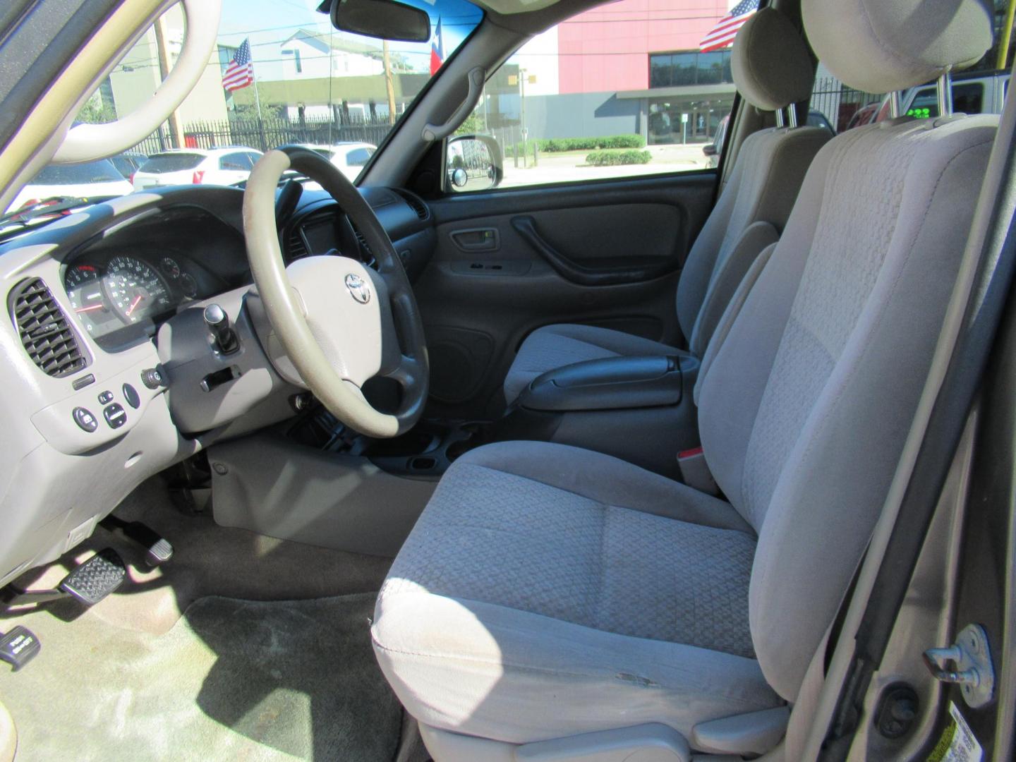 2006 Gray /Gray Toyota Tundra SR5 Double Cab (5TBET34136S) with an 4.7L V8 DOHC 32V engine, 5-Speed Automatic Overdrive transmission, located at 1511 North Shepherd Dr., Houston, TX, 77008, (281) 657-1221, 29.798361, -95.412560 - 2006 TOYOTA TUNDRA DOUBLE CAB SR5VIN: 5TBET34136S5357584 DOOR EXTENDED CAB PICKUP4.7L V8 F DOHC 32VGASOLINEREAR WHEEL DRIVE - Photo#4