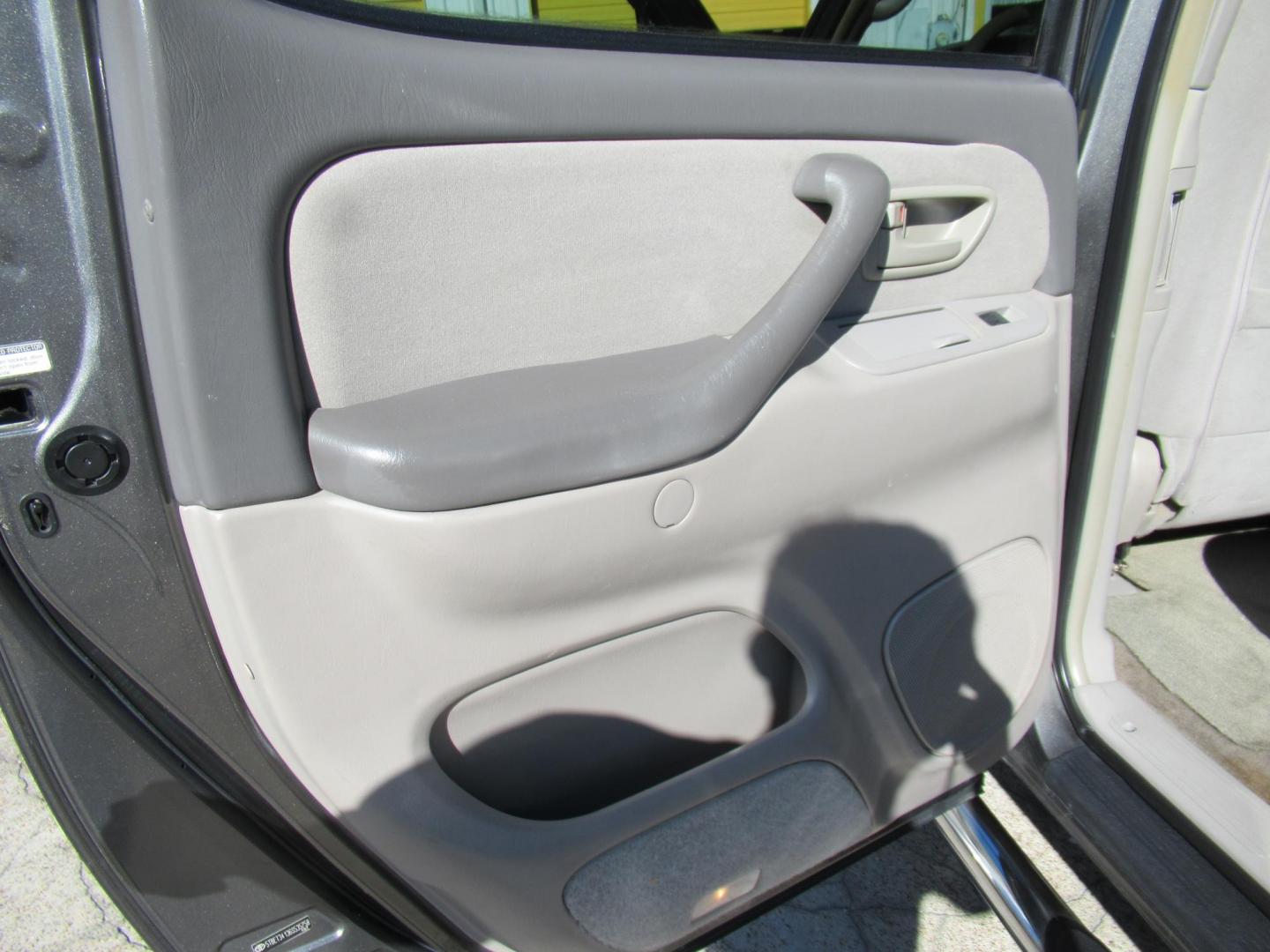 2006 Gray /Gray Toyota Tundra SR5 Double Cab (5TBET34136S) with an 4.7L V8 DOHC 32V engine, 5-Speed Automatic Overdrive transmission, located at 1511 North Shepherd Dr., Houston, TX, 77008, (281) 657-1221, 29.798361, -95.412560 - 2006 TOYOTA TUNDRA DOUBLE CAB SR5VIN: 5TBET34136S5357584 DOOR EXTENDED CAB PICKUP4.7L V8 F DOHC 32VGASOLINEREAR WHEEL DRIVE - Photo#8