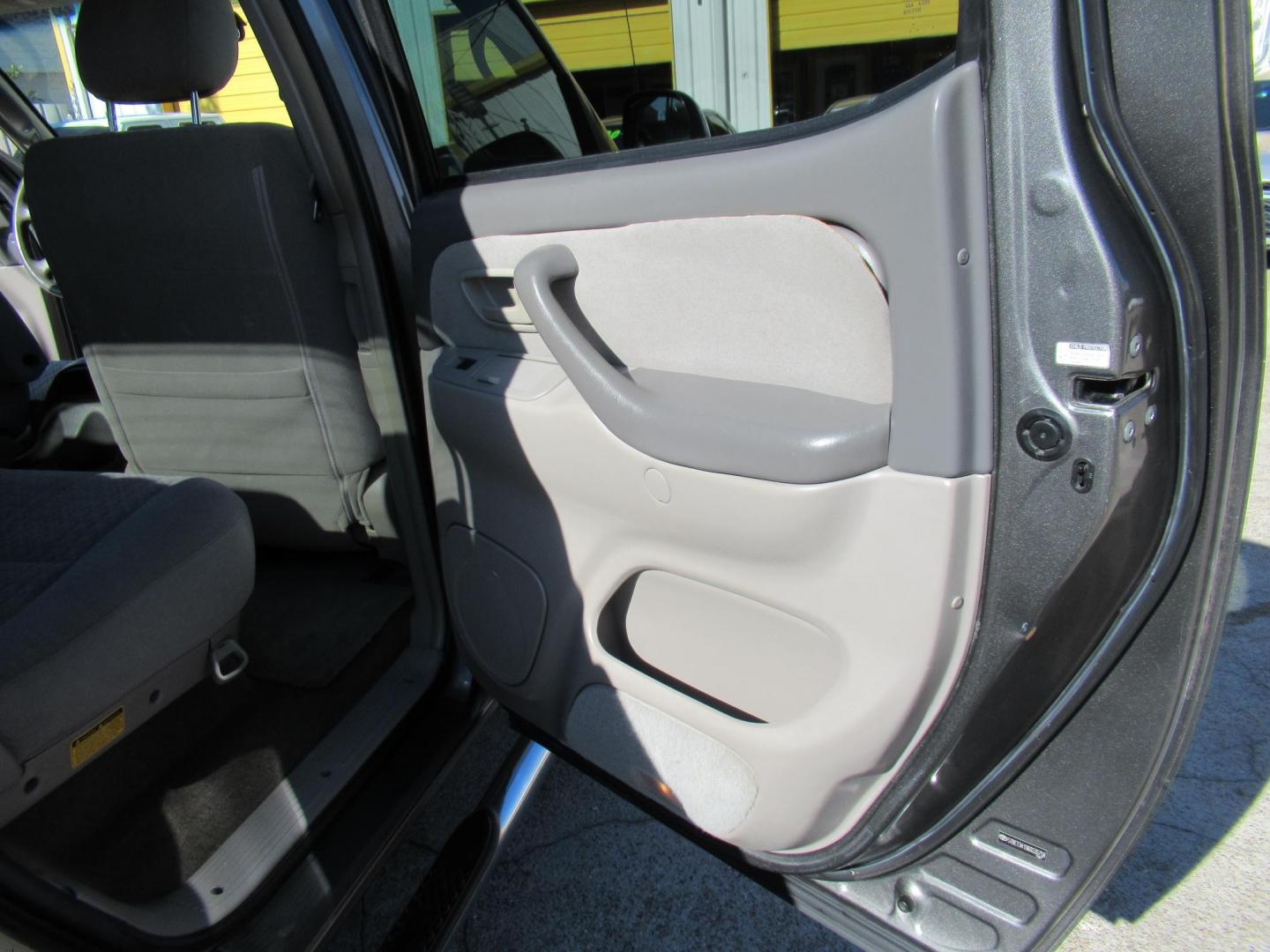 2006 Gray /Gray Toyota Tundra SR5 Double Cab (5TBET34136S) with an 4.7L V8 DOHC 32V engine, 5-Speed Automatic Overdrive transmission, located at 1511 North Shepherd Dr., Houston, TX, 77008, (281) 657-1221, 29.798361, -95.412560 - 2006 TOYOTA TUNDRA DOUBLE CAB SR5VIN: 5TBET34136S5357584 DOOR EXTENDED CAB PICKUP4.7L V8 F DOHC 32VGASOLINEREAR WHEEL DRIVE - Photo#10