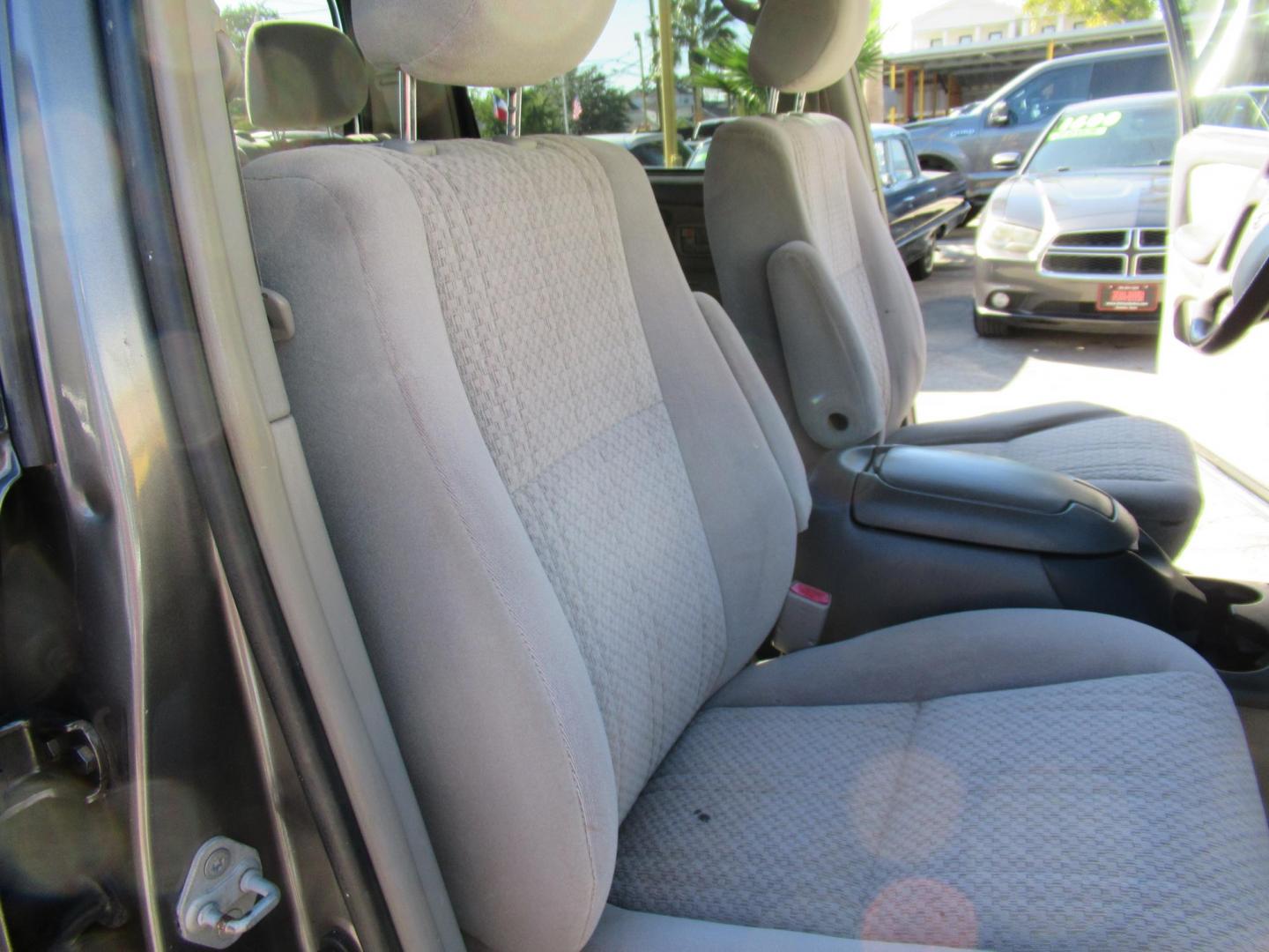 2006 Gray /Gray Toyota Tundra SR5 Double Cab (5TBET34136S) with an 4.7L V8 DOHC 32V engine, 5-Speed Automatic Overdrive transmission, located at 1511 North Shepherd Dr., Houston, TX, 77008, (281) 657-1221, 29.798361, -95.412560 - 2006 TOYOTA TUNDRA DOUBLE CAB SR5VIN: 5TBET34136S5357584 DOOR EXTENDED CAB PICKUP4.7L V8 F DOHC 32VGASOLINEREAR WHEEL DRIVE - Photo#12