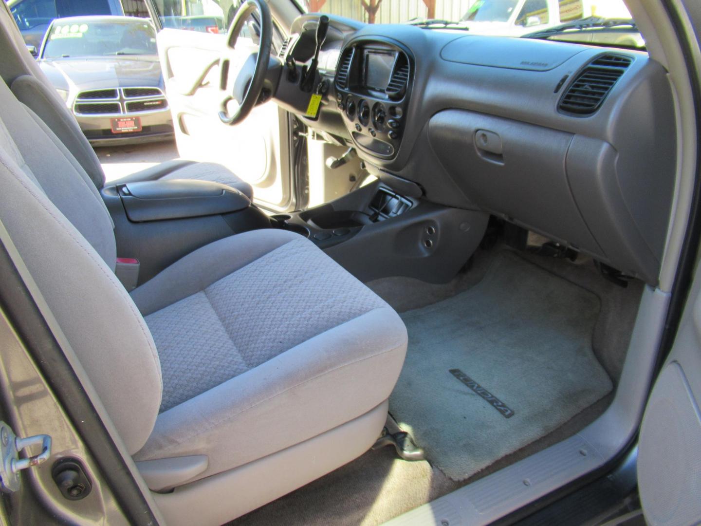 2006 Gray /Gray Toyota Tundra SR5 Double Cab (5TBET34136S) with an 4.7L V8 DOHC 32V engine, 5-Speed Automatic Overdrive transmission, located at 1511 North Shepherd Dr., Houston, TX, 77008, (281) 657-1221, 29.798361, -95.412560 - 2006 TOYOTA TUNDRA DOUBLE CAB SR5VIN: 5TBET34136S5357584 DOOR EXTENDED CAB PICKUP4.7L V8 F DOHC 32VGASOLINEREAR WHEEL DRIVE - Photo#11