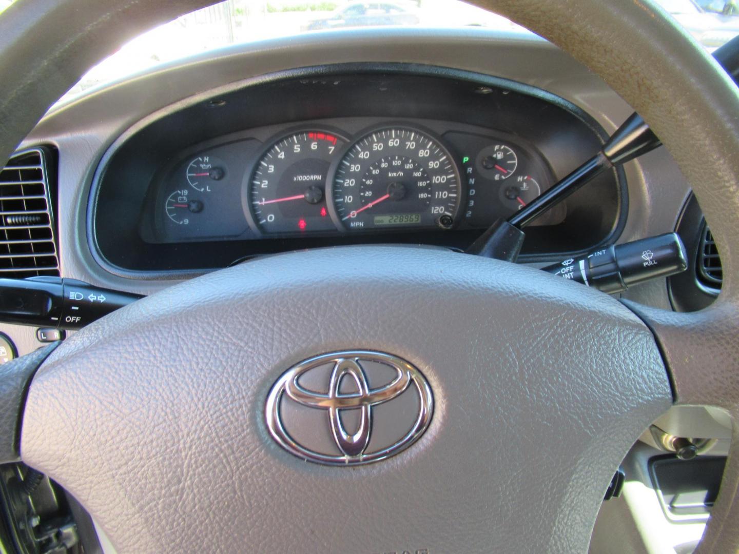 2006 Gray /Gray Toyota Tundra SR5 Double Cab (5TBET34136S) with an 4.7L V8 DOHC 32V engine, 5-Speed Automatic Overdrive transmission, located at 1511 North Shepherd Dr., Houston, TX, 77008, (281) 657-1221, 29.798361, -95.412560 - 2006 TOYOTA TUNDRA DOUBLE CAB SR5VIN: 5TBET34136S5357584 DOOR EXTENDED CAB PICKUP4.7L V8 F DOHC 32VGASOLINEREAR WHEEL DRIVE - Photo#15