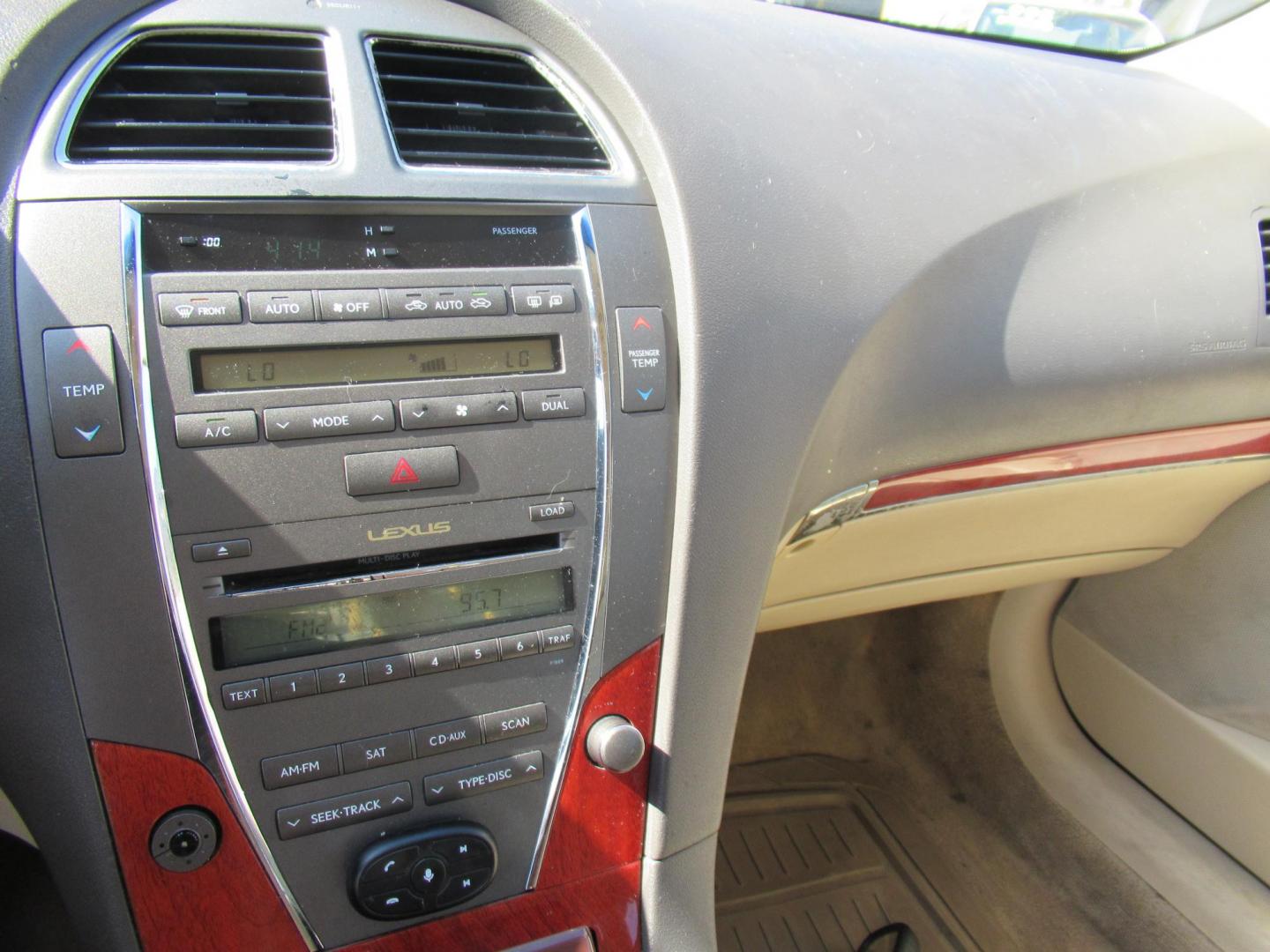 2012 White /Tan Lexus ES 350 Sedan (JTHBK1EG6C2) with an 3.5L V6 DOHC 24V engine, Automatic transmission, located at 1511 North Shepherd Dr., Houston, TX, 77008, (281) 657-1221, 29.798361, -95.412560 - 2012 LEXUS ES 350VIN: JTHBK1EG6C2500492SEDAN 4 DR3.5L V6 F DOHC 24VGASOLINEFRONT WHEEL DRIVE - Photo#1