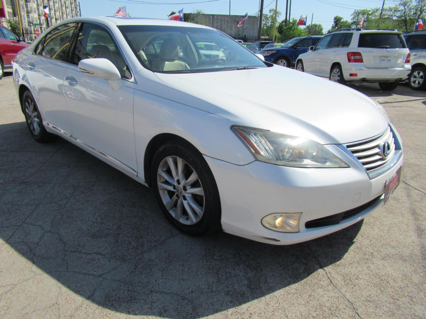 2012 White /Tan Lexus ES 350 Sedan (JTHBK1EG6C2) with an 3.5L V6 DOHC 24V engine, Automatic transmission, located at 1511 North Shepherd Dr., Houston, TX, 77008, (281) 657-1221, 29.798361, -95.412560 - 2012 LEXUS ES 350VIN: JTHBK1EG6C2500492SEDAN 4 DR3.5L V6 F DOHC 24VGASOLINEFRONT WHEEL DRIVE - Photo#3