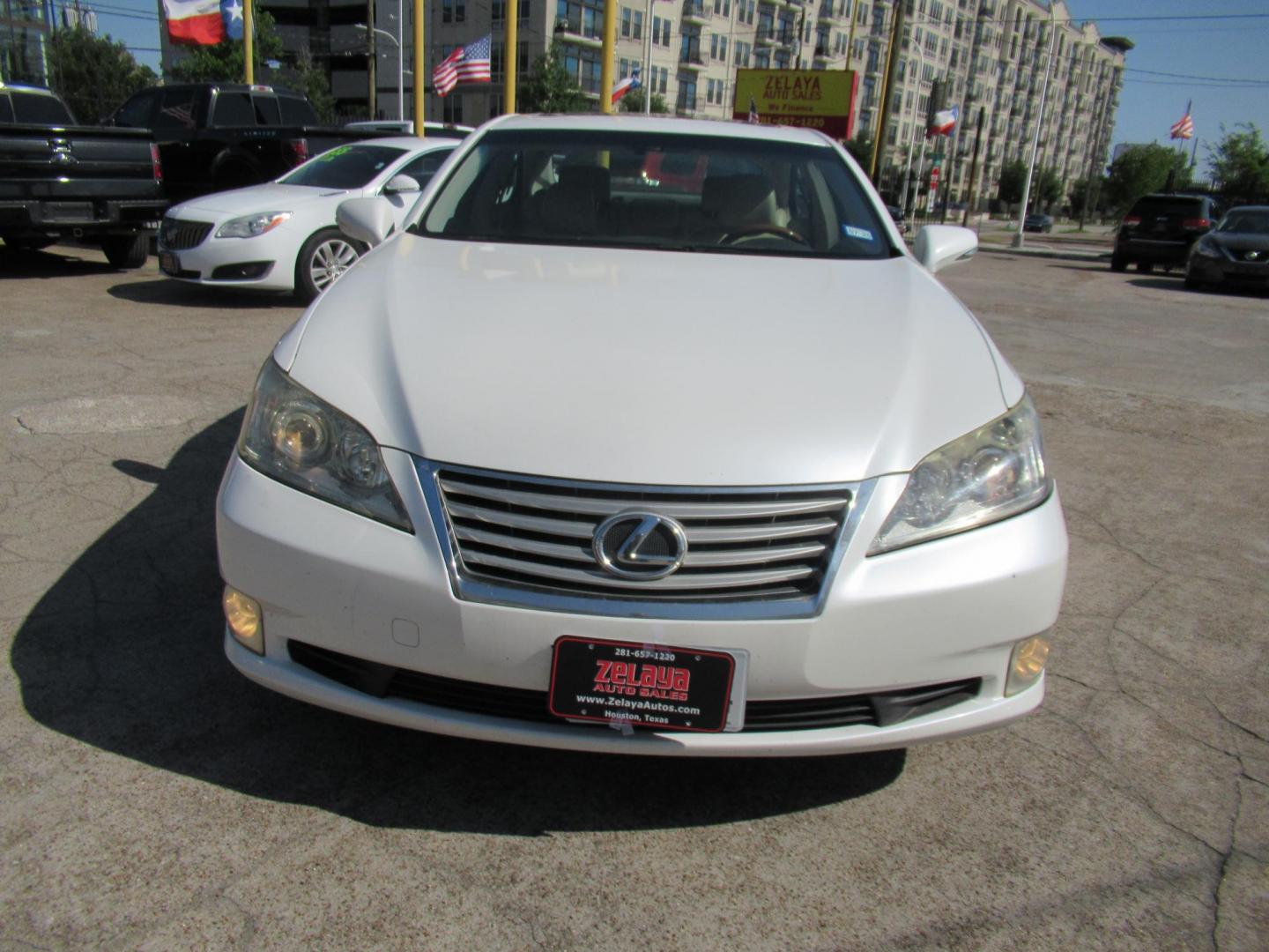 2012 White /Tan Lexus ES 350 Sedan (JTHBK1EG6C2) with an 3.5L V6 DOHC 24V engine, Automatic transmission, located at 1511 North Shepherd Dr., Houston, TX, 77008, (281) 657-1221, 29.798361, -95.412560 - 2012 LEXUS ES 350VIN: JTHBK1EG6C2500492SEDAN 4 DR3.5L V6 F DOHC 24VGASOLINEFRONT WHEEL DRIVE - Photo#4