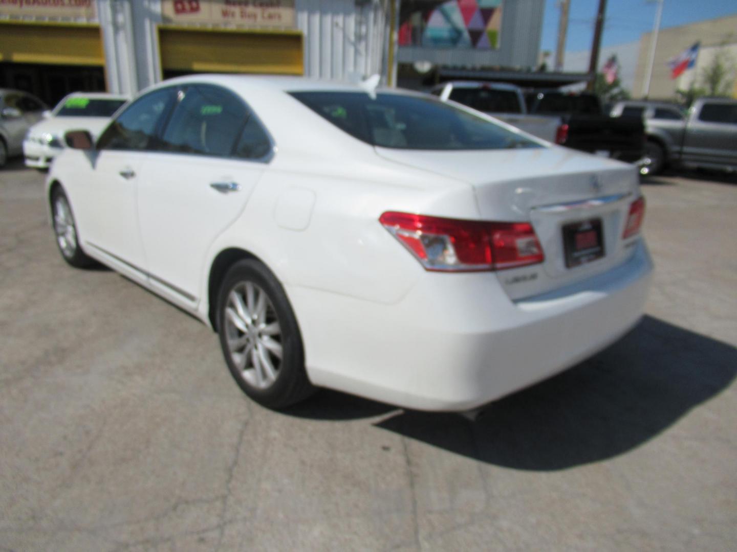 2012 White /Tan Lexus ES 350 Sedan (JTHBK1EG6C2) with an 3.5L V6 DOHC 24V engine, Automatic transmission, located at 1511 North Shepherd Dr., Houston, TX, 77008, (281) 657-1221, 29.798361, -95.412560 - 2012 LEXUS ES 350VIN: JTHBK1EG6C2500492SEDAN 4 DR3.5L V6 F DOHC 24VGASOLINEFRONT WHEEL DRIVE - Photo#5