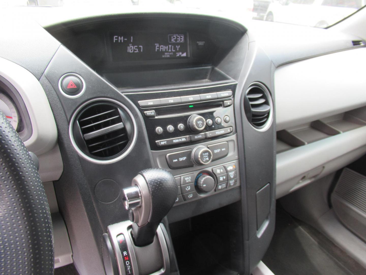 2012 Silver /Gray Honda Pilot LX 2WD 5-Spd AT (5FNYF3H29CB) with an 3.5L V6 SOHC 24V engine, Automatic transmission, located at 1511 North Shepherd Dr., Houston, TX, 77008, (281) 657-1221, 29.798361, -95.412560 - 2012 HONDA PILOT LXVIN: 5FNYF3H29CB0095674 DOOR WAGON-SPORT UTILITY3.5L V6 F SOHC 24VGASOLINEFRONT WHEEL DRIVE - Photo#3