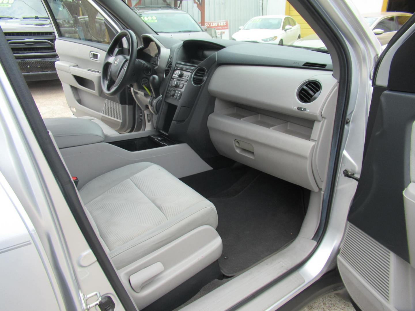 2012 Silver /Gray Honda Pilot LX 2WD 5-Spd AT (5FNYF3H29CB) with an 3.5L V6 SOHC 24V engine, Automatic transmission, located at 1511 North Shepherd Dr., Houston, TX, 77008, (281) 657-1221, 29.798361, -95.412560 - 2012 HONDA PILOT LXVIN: 5FNYF3H29CB0095674 DOOR WAGON-SPORT UTILITY3.5L V6 F SOHC 24VGASOLINEFRONT WHEEL DRIVE - Photo#17