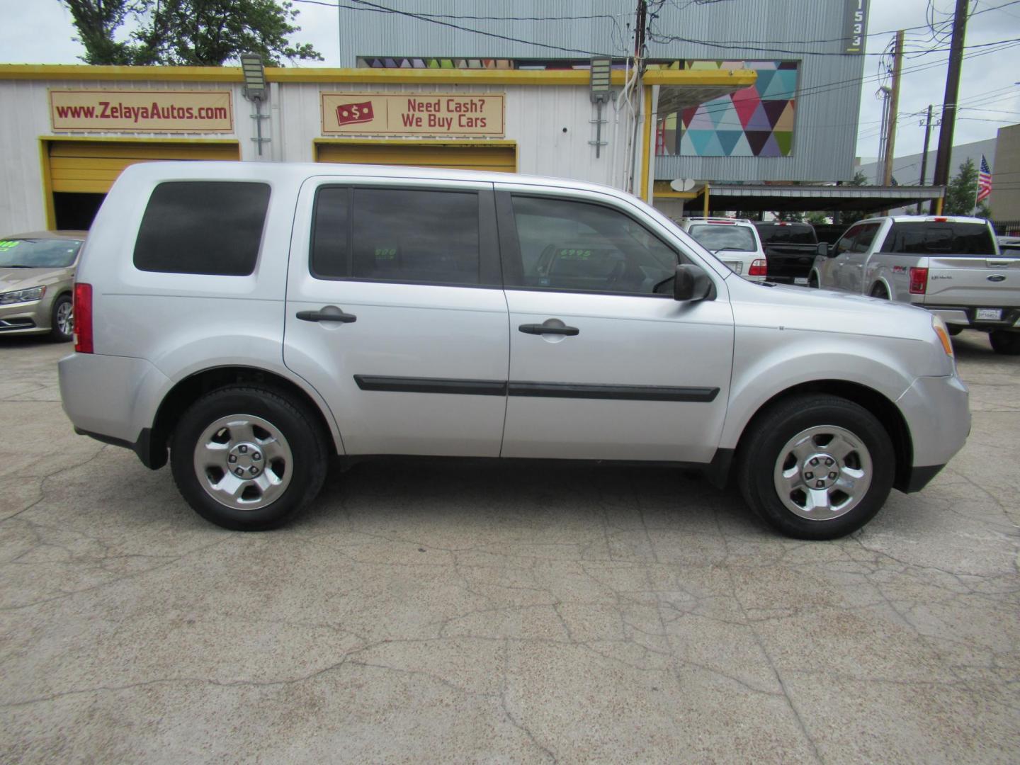 2012 Silver /Gray Honda Pilot LX 2WD 5-Spd AT (5FNYF3H29CB) with an 3.5L V6 SOHC 24V engine, Automatic transmission, located at 1511 North Shepherd Dr., Houston, TX, 77008, (281) 657-1221, 29.798361, -95.412560 - 2012 HONDA PILOT LXVIN: 5FNYF3H29CB0095674 DOOR WAGON-SPORT UTILITY3.5L V6 F SOHC 24VGASOLINEFRONT WHEEL DRIVE - Photo#26