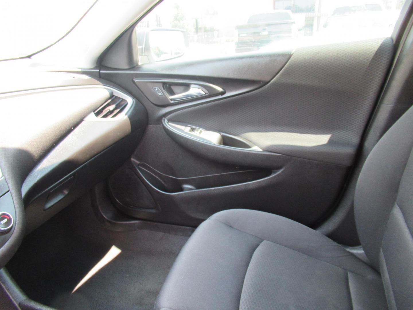 2016 White /Black Chevrolet Malibu 1FL (1G1ZC5ST4GF) with an 1.5L L4 DOHC 16V engine, Automatic transmission, located at 1511 North Shepherd Dr., Houston, TX, 77008, (281) 657-1221, 29.798361, -95.412560 - 2016 CHEVROLET MALIBU LSVIN: 1G1ZC5ST4GF226660SEDAN 4 DR1.5L I4 F DOHC 16VGASOLINEFRONT WHEEL DRIVE - Photo#3