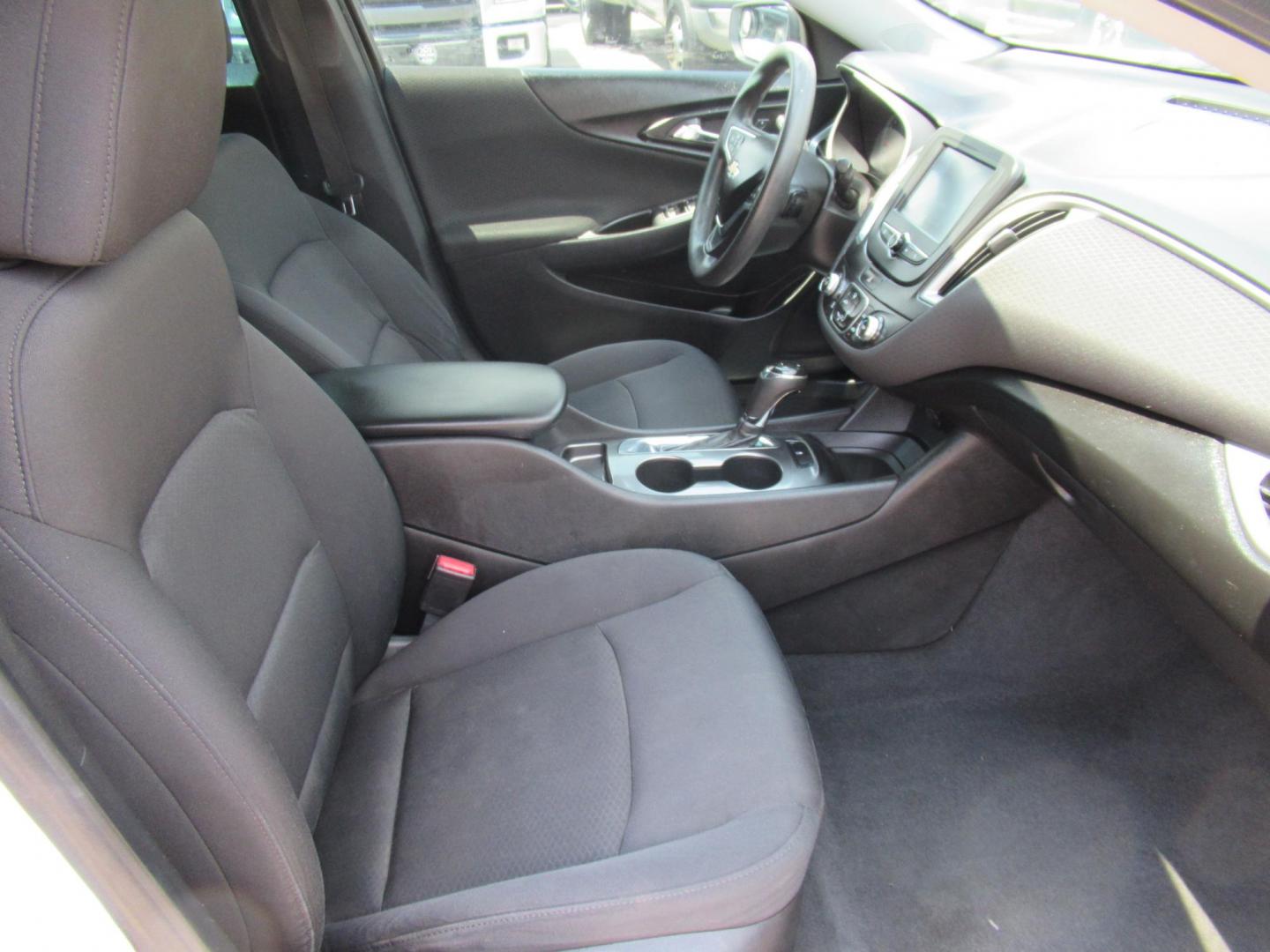 2016 White /Black Chevrolet Malibu 1FL (1G1ZC5ST4GF) with an 1.5L L4 DOHC 16V engine, Automatic transmission, located at 1511 North Shepherd Dr., Houston, TX, 77008, (281) 657-1221, 29.798361, -95.412560 - 2016 CHEVROLET MALIBU LSVIN: 1G1ZC5ST4GF226660SEDAN 4 DR1.5L I4 F DOHC 16VGASOLINEFRONT WHEEL DRIVE - Photo#10
