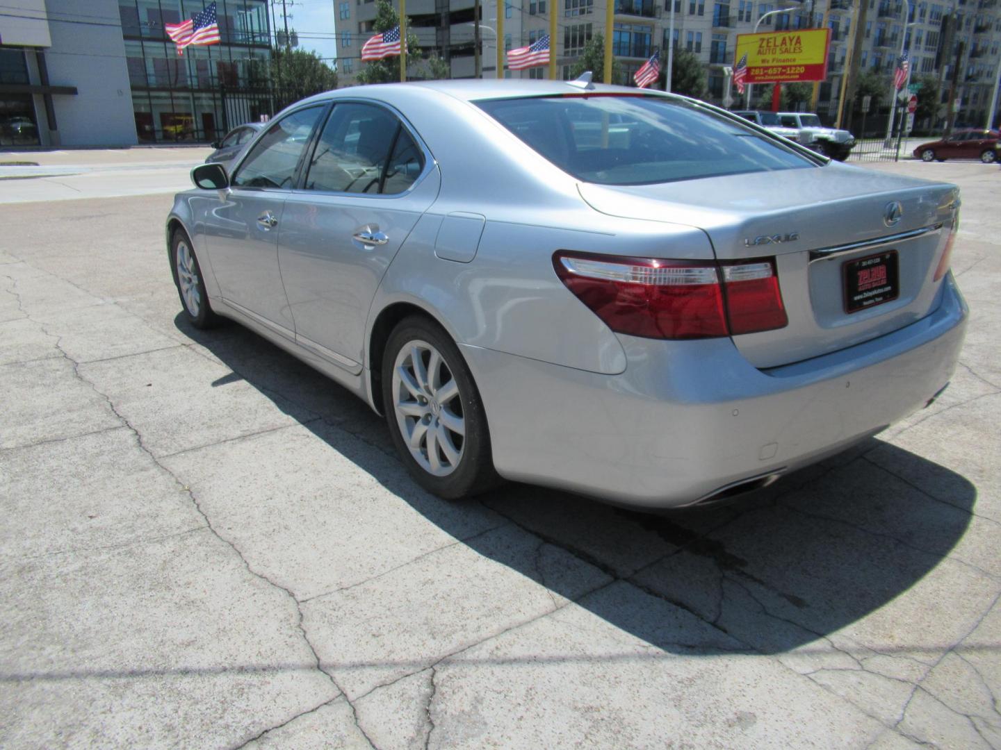 2008 Silver /Black Lexus LS 460 Luxury Sedan (JTHBL46F985) with an 4.6L V8 DOHC 32V engine, Automatic Overdrive transmission, located at 1511 North Shepherd Dr., Houston, TX, 77008, (281) 657-1221, 29.798361, -95.412560 - 2008 LEXUS LS 460VIN: JTHBL46F985066918SEDAN 4 DR4.6L V8 F DOHC 32VGASOLINEREAR WHEEL DRIVE - Photo#16
