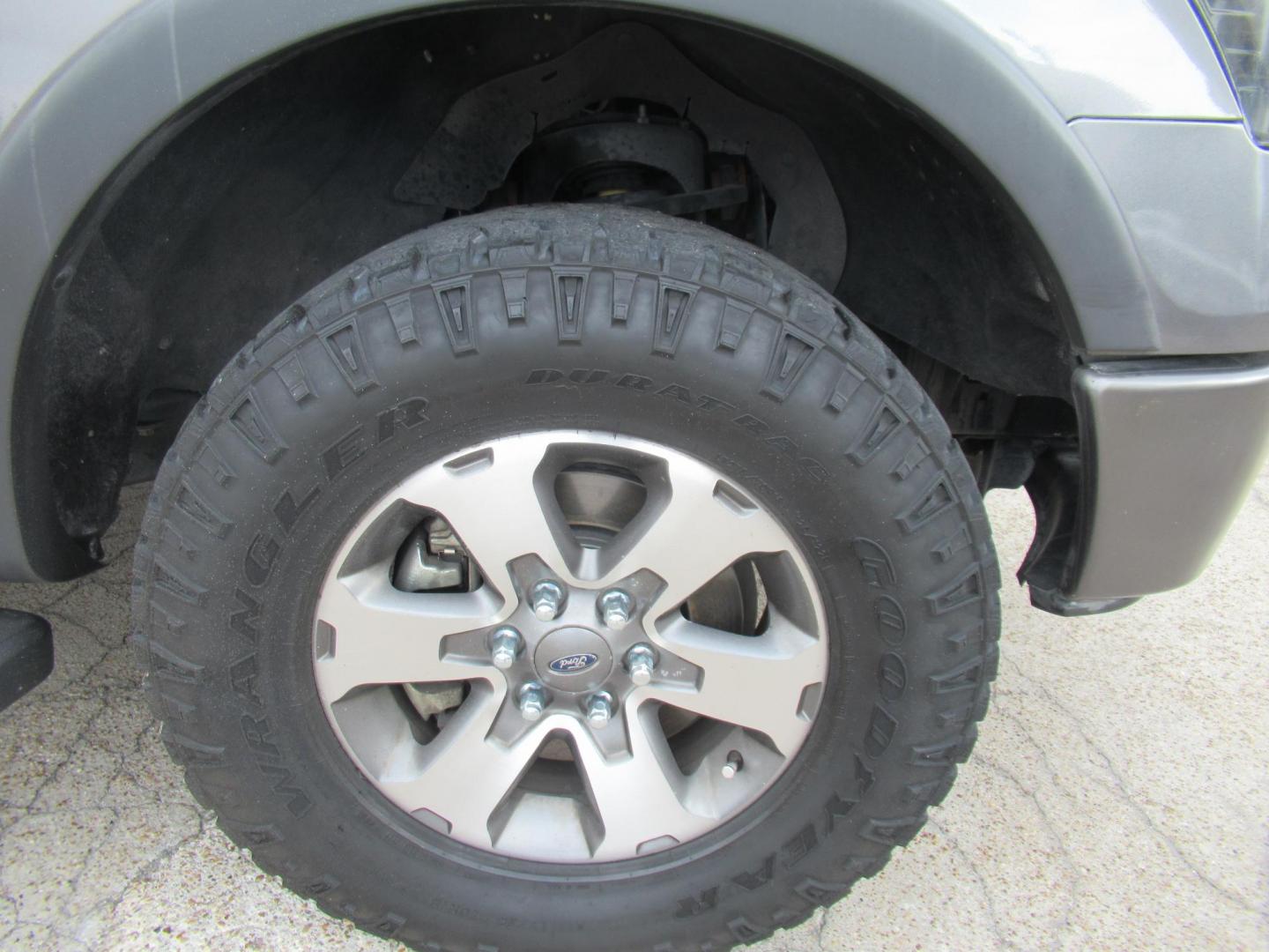 2014 Gray /Black Ford F-150 FX4 SuperCrew 5.5-ft. Bed 4WD (1FTFW1ETXEF) with an 3.5L V6 TURBO engine, Automatic transmission, located at 1511 North Shepherd Dr., Houston, TX, 77008, (281) 657-1221, 29.798361, -95.412560 - 2014 FORD F150 SUPERCREW VIN: 1FTFW1ETXEFB42913 CREW PICKUP 3.5L V6 F DOHC 24V GASOLINE REAR WHEEL DRIVE W/ 4X4- Photo#27
