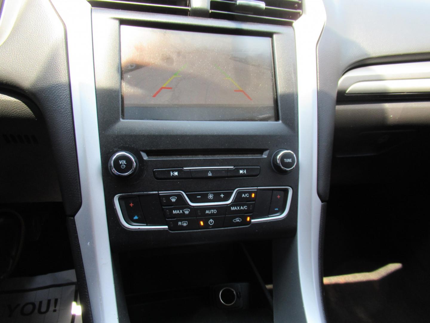 2016 Gray /Black Ford Fusion SE (1FA6P0H75G5) with an 2.5L L4 DOHC 16V engine, Automatic transmission, located at 1511 North Shepherd Dr., Houston, TX, 77008, (281) 657-1221, 29.798361, -95.412560 - 2016 FORD FUSION SE VIN: 1FA6P0H75G5129877 1 F A 6 P 0 H 7 5 G 5 1 2 9 8 7 7 SEDAN 4 DR 2.5L I4 F DOHC 16V GASOLINE FRONT WHEEL DRIVE- Photo#2