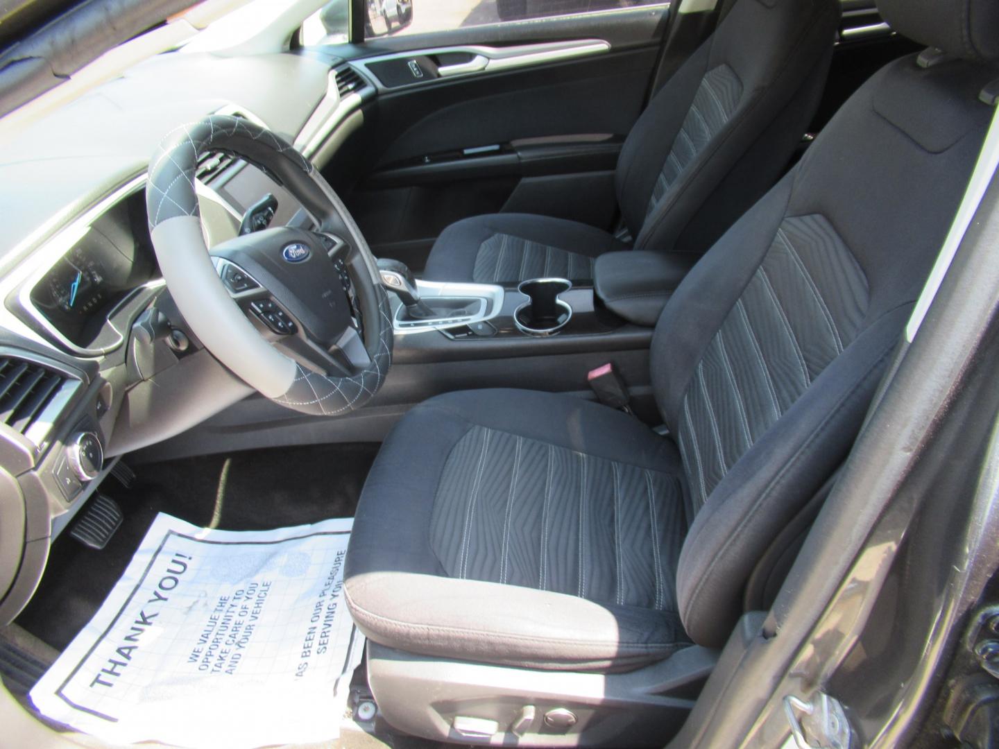 2016 Gray /Black Ford Fusion SE (1FA6P0H75G5) with an 2.5L L4 DOHC 16V engine, Automatic transmission, located at 1511 North Shepherd Dr., Houston, TX, 77008, (281) 657-1221, 29.798361, -95.412560 - 2016 FORD FUSION SE VIN: 1FA6P0H75G5129877 1 F A 6 P 0 H 7 5 G 5 1 2 9 8 7 7 SEDAN 4 DR 2.5L I4 F DOHC 16V GASOLINE FRONT WHEEL DRIVE- Photo#3