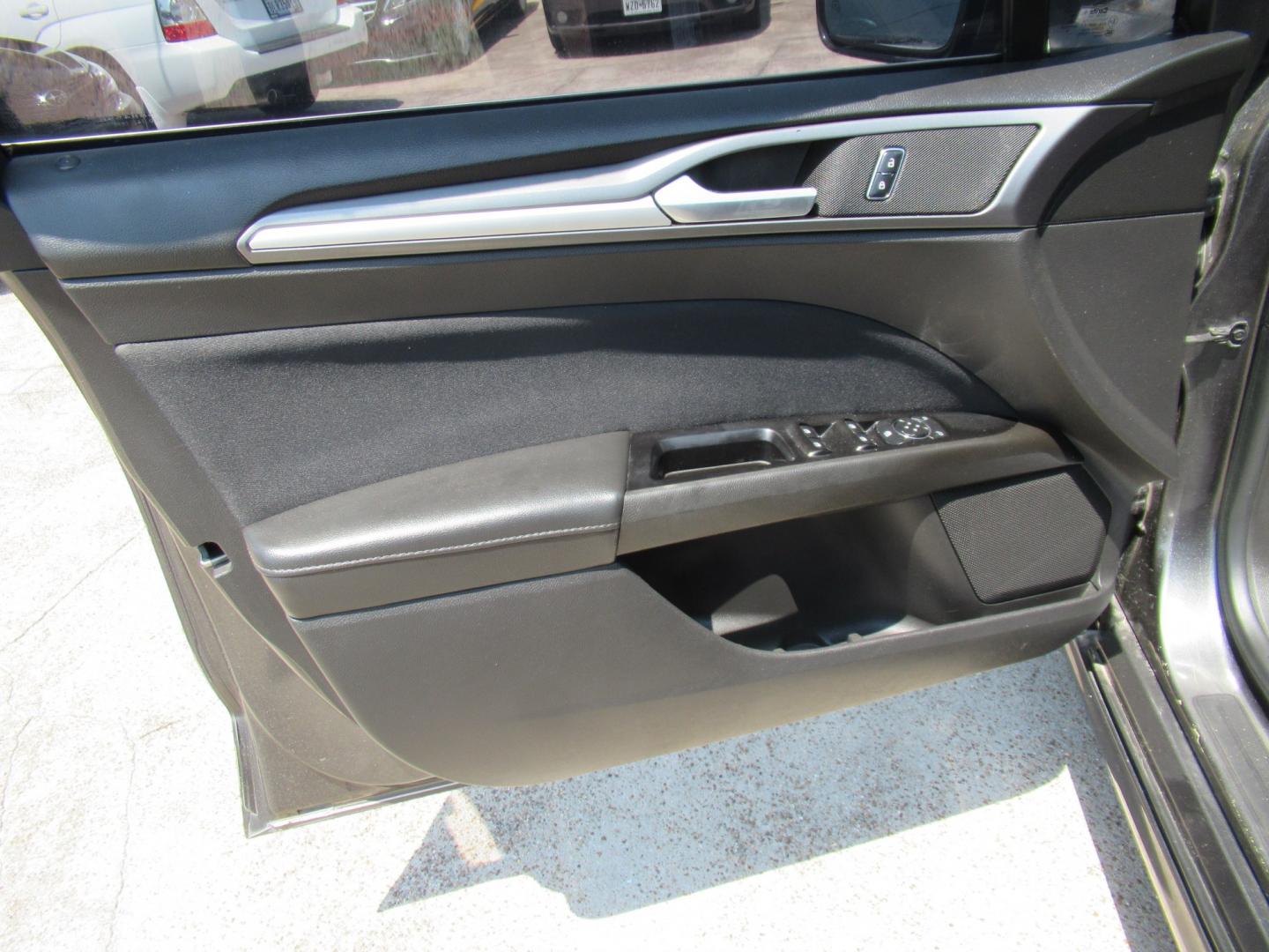 2016 Gray /Black Ford Fusion SE (1FA6P0H75G5) with an 2.5L L4 DOHC 16V engine, Automatic transmission, located at 1511 North Shepherd Dr., Houston, TX, 77008, (281) 657-1221, 29.798361, -95.412560 - 2016 FORD FUSION SE VIN: 1FA6P0H75G5129877 1 F A 6 P 0 H 7 5 G 5 1 2 9 8 7 7 SEDAN 4 DR 2.5L I4 F DOHC 16V GASOLINE FRONT WHEEL DRIVE- Photo#4