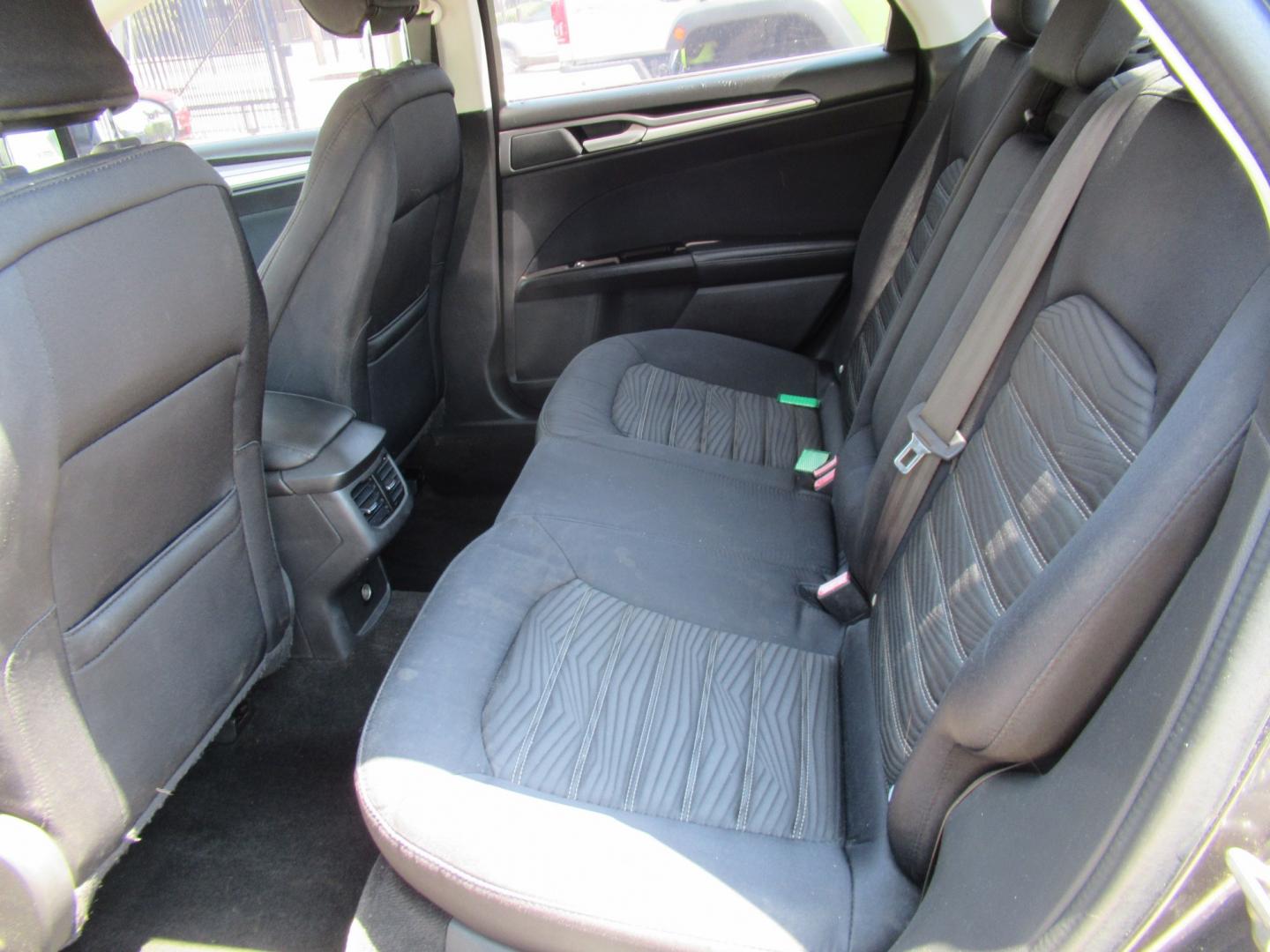 2016 Gray /Black Ford Fusion SE (1FA6P0H75G5) with an 2.5L L4 DOHC 16V engine, Automatic transmission, located at 1511 North Shepherd Dr., Houston, TX, 77008, (281) 657-1221, 29.798361, -95.412560 - 2016 FORD FUSION SE VIN: 1FA6P0H75G5129877 1 F A 6 P 0 H 7 5 G 5 1 2 9 8 7 7 SEDAN 4 DR 2.5L I4 F DOHC 16V GASOLINE FRONT WHEEL DRIVE- Photo#5