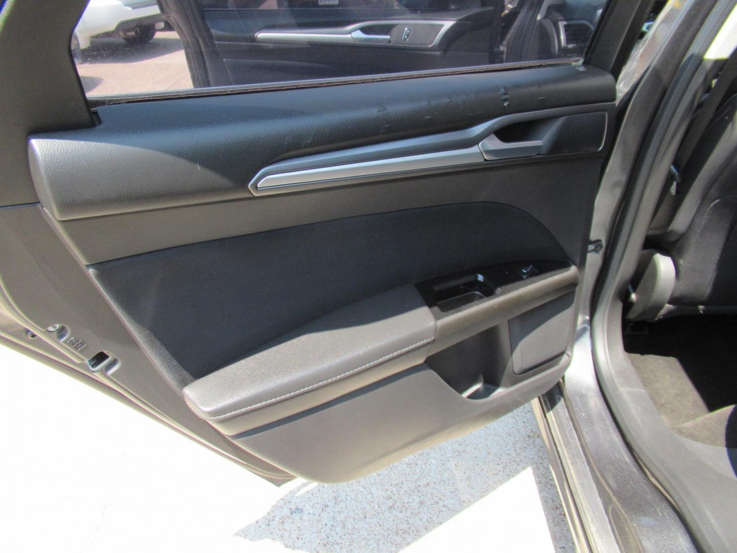 2016 Gray /Black Ford Fusion SE (1FA6P0H75G5) with an 2.5L L4 DOHC 16V engine, Automatic transmission, located at 1511 North Shepherd Dr., Houston, TX, 77008, (281) 657-1221, 29.798361, -95.412560 - 2016 FORD FUSION SE VIN: 1FA6P0H75G5129877 1 F A 6 P 0 H 7 5 G 5 1 2 9 8 7 7 SEDAN 4 DR 2.5L I4 F DOHC 16V GASOLINE FRONT WHEEL DRIVE- Photo#6
