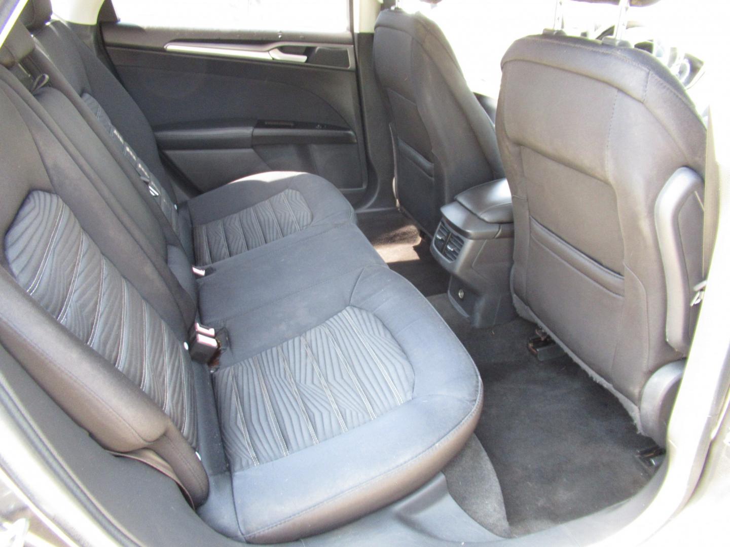 2016 Gray /Black Ford Fusion SE (1FA6P0H75G5) with an 2.5L L4 DOHC 16V engine, Automatic transmission, located at 1511 North Shepherd Dr., Houston, TX, 77008, (281) 657-1221, 29.798361, -95.412560 - 2016 FORD FUSION SE VIN: 1FA6P0H75G5129877 1 F A 6 P 0 H 7 5 G 5 1 2 9 8 7 7 SEDAN 4 DR 2.5L I4 F DOHC 16V GASOLINE FRONT WHEEL DRIVE- Photo#7