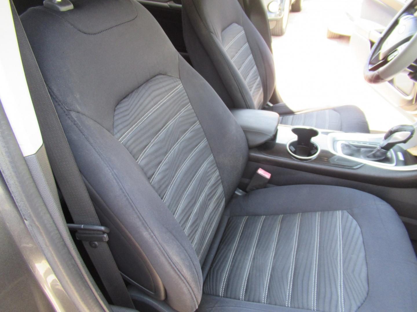 2016 Gray /Black Ford Fusion SE (1FA6P0H75G5) with an 2.5L L4 DOHC 16V engine, Automatic transmission, located at 1511 North Shepherd Dr., Houston, TX, 77008, (281) 657-1221, 29.798361, -95.412560 - 2016 FORD FUSION SE VIN: 1FA6P0H75G5129877 1 F A 6 P 0 H 7 5 G 5 1 2 9 8 7 7 SEDAN 4 DR 2.5L I4 F DOHC 16V GASOLINE FRONT WHEEL DRIVE- Photo#10