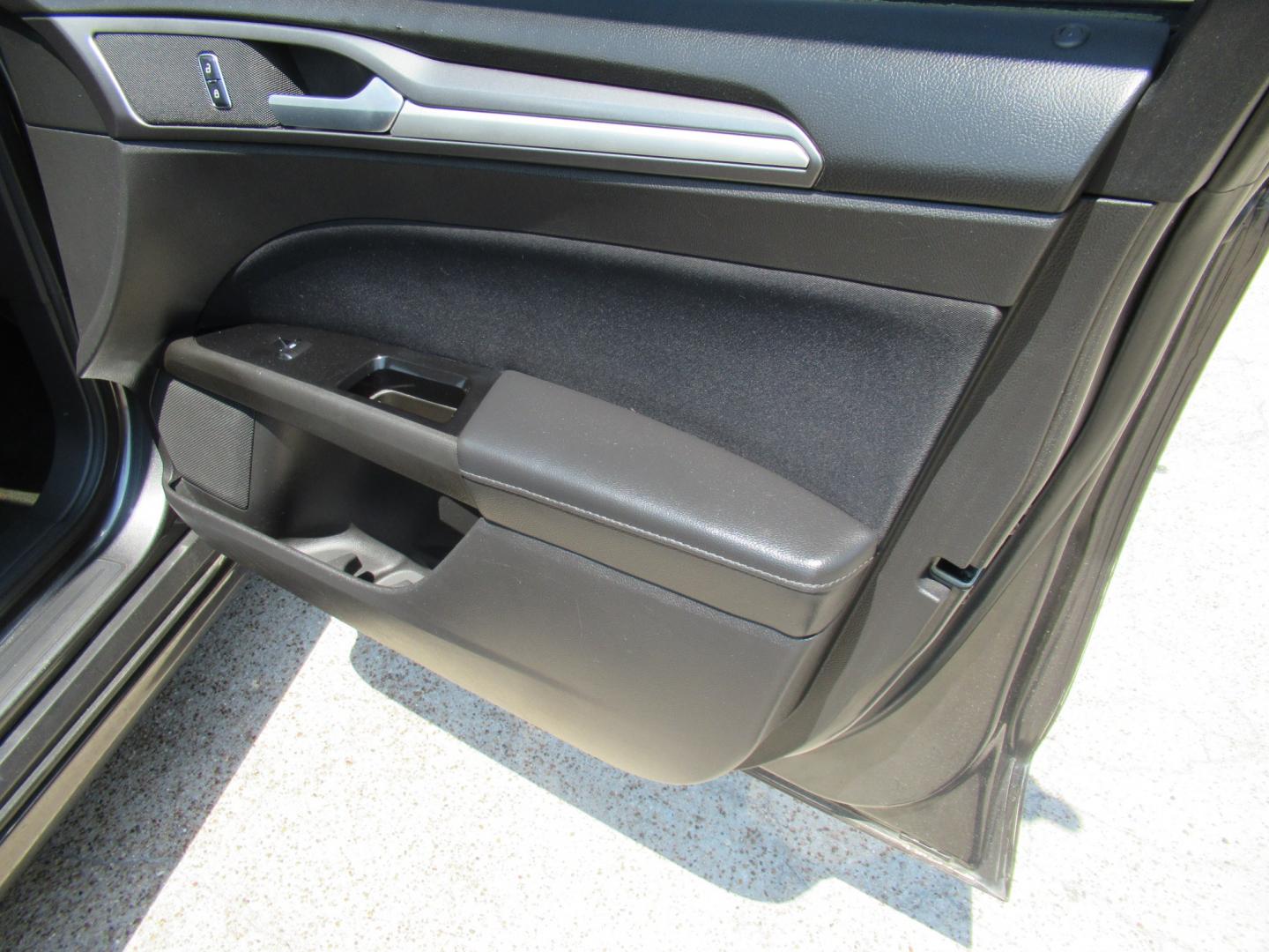 2016 Gray /Black Ford Fusion SE (1FA6P0H75G5) with an 2.5L L4 DOHC 16V engine, Automatic transmission, located at 1511 North Shepherd Dr., Houston, TX, 77008, (281) 657-1221, 29.798361, -95.412560 - 2016 FORD FUSION SE VIN: 1FA6P0H75G5129877 1 F A 6 P 0 H 7 5 G 5 1 2 9 8 7 7 SEDAN 4 DR 2.5L I4 F DOHC 16V GASOLINE FRONT WHEEL DRIVE- Photo#11