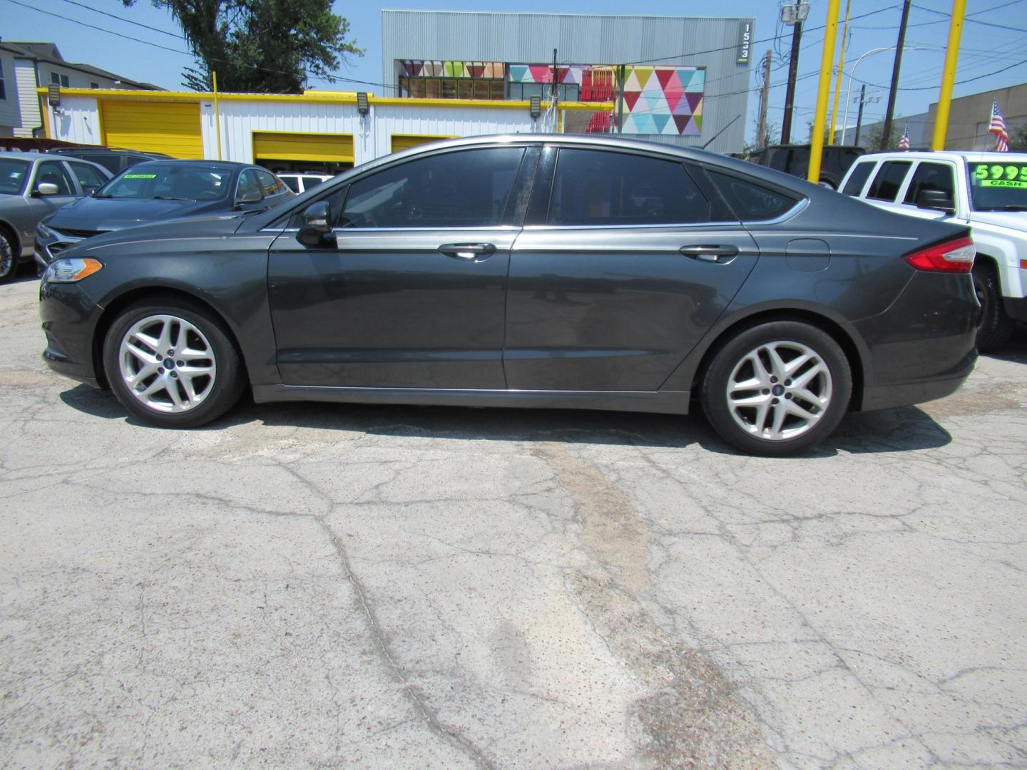2016 Gray /Black Ford Fusion SE (1FA6P0H75G5) with an 2.5L L4 DOHC 16V engine, Automatic transmission, located at 1511 North Shepherd Dr., Houston, TX, 77008, (281) 657-1221, 29.798361, -95.412560 - 2016 FORD FUSION SE VIN: 1FA6P0H75G5129877 1 F A 6 P 0 H 7 5 G 5 1 2 9 8 7 7 SEDAN 4 DR 2.5L I4 F DOHC 16V GASOLINE FRONT WHEEL DRIVE- Photo#12