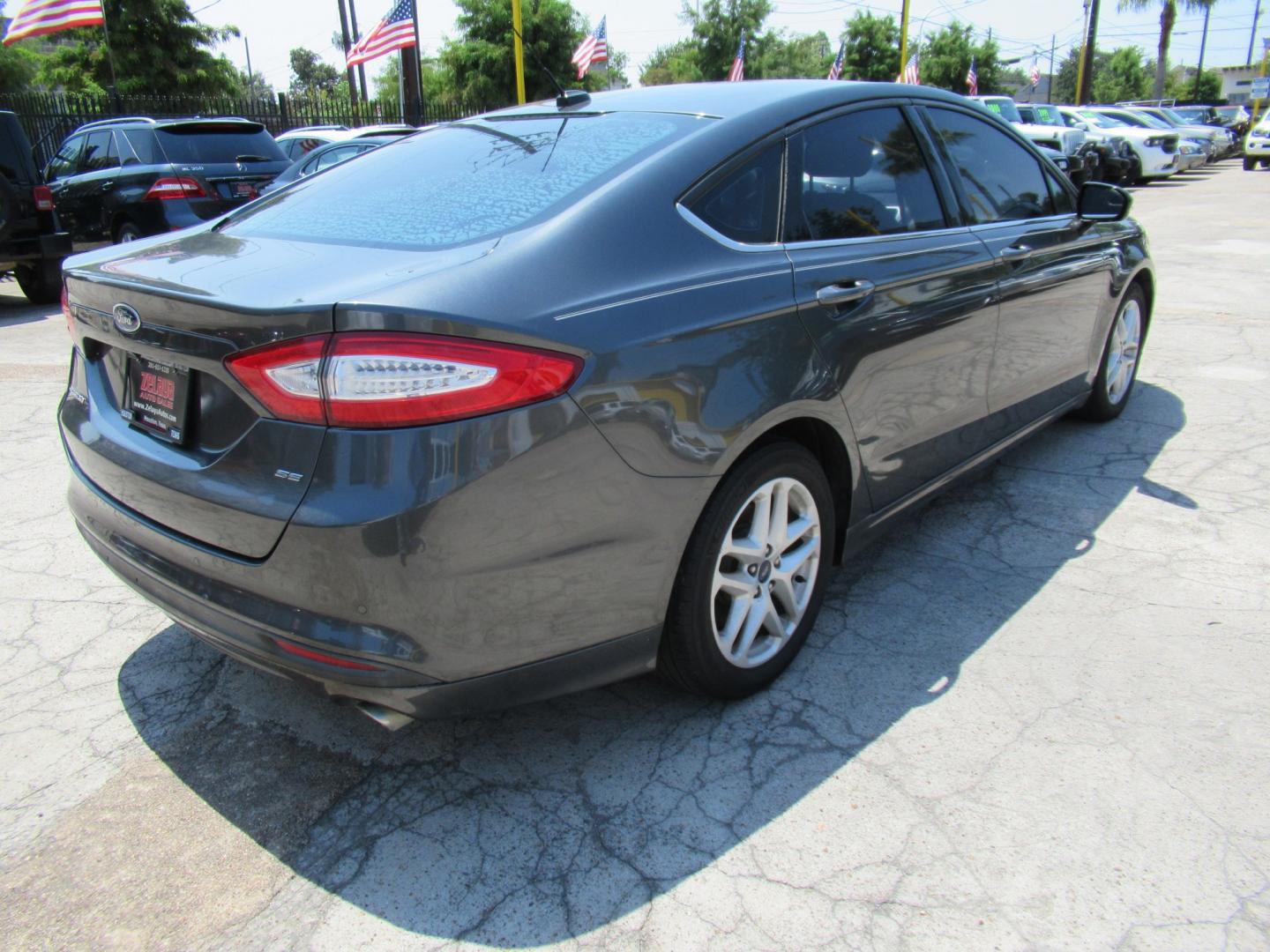 2016 Gray /Black Ford Fusion SE (1FA6P0H75G5) with an 2.5L L4 DOHC 16V engine, Automatic transmission, located at 1511 North Shepherd Dr., Houston, TX, 77008, (281) 657-1221, 29.798361, -95.412560 - 2016 FORD FUSION SE VIN: 1FA6P0H75G5129877 1 F A 6 P 0 H 7 5 G 5 1 2 9 8 7 7 SEDAN 4 DR 2.5L I4 F DOHC 16V GASOLINE FRONT WHEEL DRIVE- Photo#15