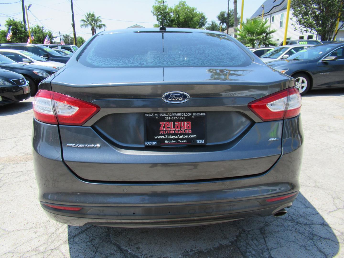 2016 Gray /Black Ford Fusion SE (1FA6P0H75G5) with an 2.5L L4 DOHC 16V engine, Automatic transmission, located at 1511 North Shepherd Dr., Houston, TX, 77008, (281) 657-1221, 29.798361, -95.412560 - 2016 FORD FUSION SE VIN: 1FA6P0H75G5129877 1 F A 6 P 0 H 7 5 G 5 1 2 9 8 7 7 SEDAN 4 DR 2.5L I4 F DOHC 16V GASOLINE FRONT WHEEL DRIVE- Photo#14