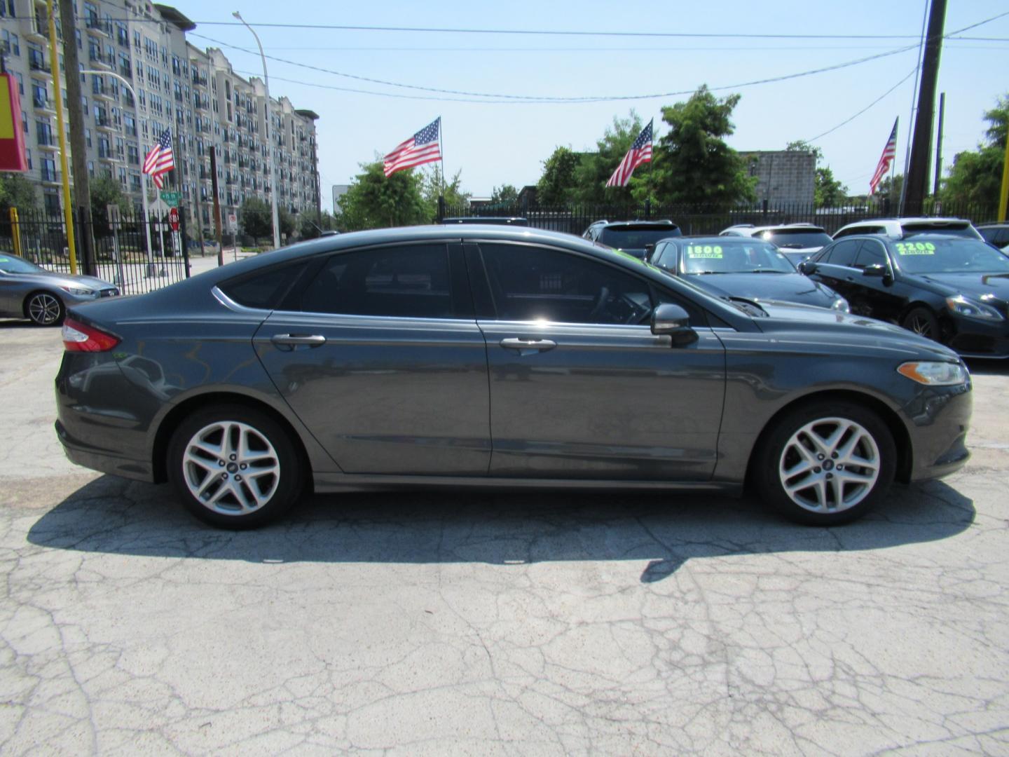 2016 Gray /Black Ford Fusion SE (1FA6P0H75G5) with an 2.5L L4 DOHC 16V engine, Automatic transmission, located at 1511 North Shepherd Dr., Houston, TX, 77008, (281) 657-1221, 29.798361, -95.412560 - 2016 FORD FUSION SE VIN: 1FA6P0H75G5129877 1 F A 6 P 0 H 7 5 G 5 1 2 9 8 7 7 SEDAN 4 DR 2.5L I4 F DOHC 16V GASOLINE FRONT WHEEL DRIVE- Photo#16