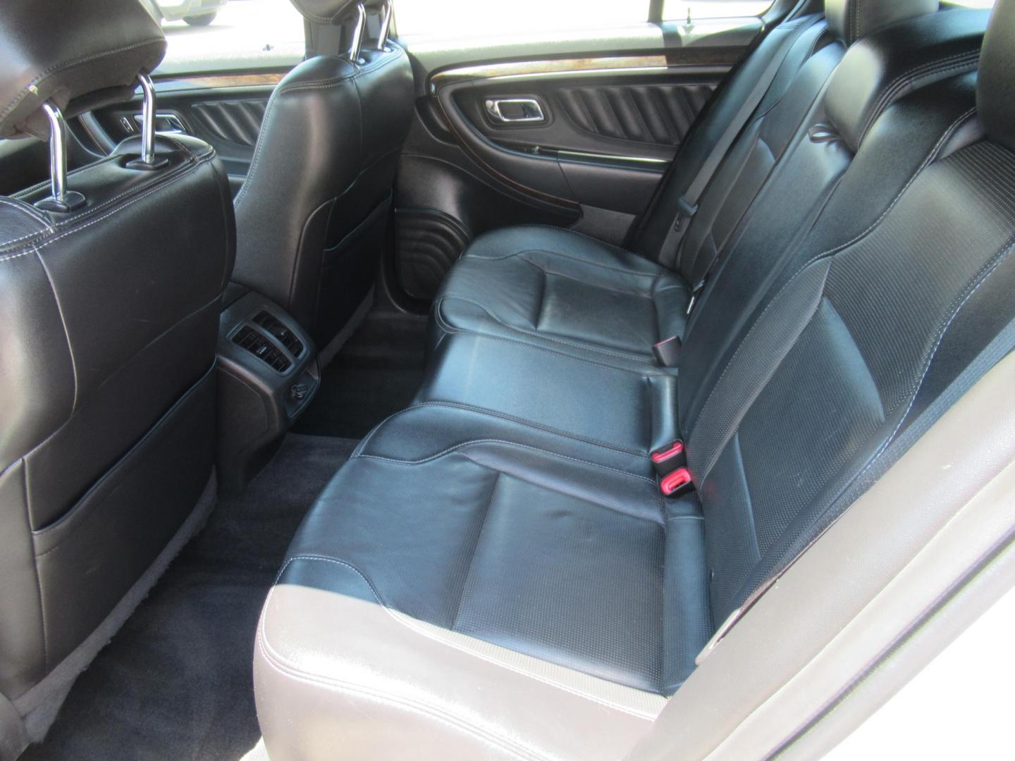2013 Silver /Black Ford Taurus Limited FWD (1FAHP2F89DG) with an 3.5L V6 DOHC 24V engine, Automatic transmission, located at 1511 North Shepherd Dr., Houston, TX, 77008, (281) 657-1221, 29.798361, -95.412560 - 2013 FORD TAURUS LIMITED VIN: 1FAHP2F89DG103802 1 F A H P 2 F 8 9 D G 1 0 3 8 0 2 SEDAN 4 DR 3.5L V6 F DOHC 24V GASOLINE FRONT WHEEL DRIVE - Photo#5