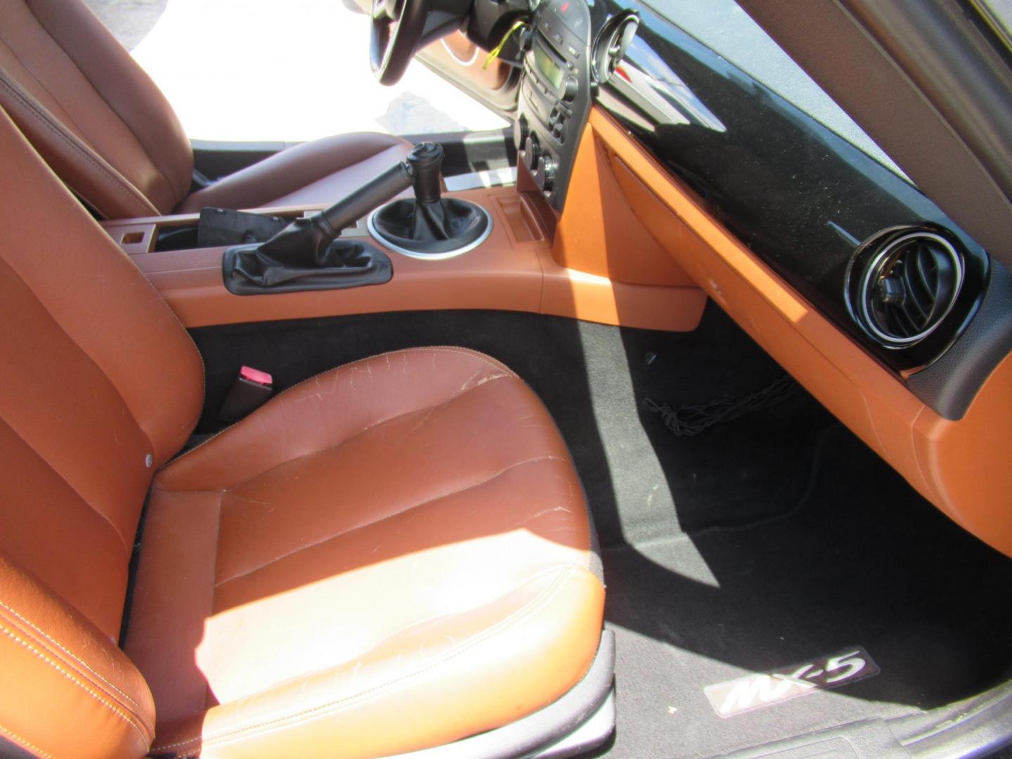 2006 /Brown Mazda MX-5 Miata 3rd Generation Limited (JM1NC25F760) with an 2.0L L4 DOHC 16V engine, 6-Speed Manual Overdrive transmission, located at 1511 North Shepherd Dr., Houston, TX, 77008, (281) 657-1221, 29.798361, -95.412560 - 2006 MAZDA MX-5 MIATA SPORT VIN: JM1NC25F760105827 J M 1 N C 2 5 F 7 6 0 1 0 5 8 2 7 CONVERTIBLE 2.0L I4 F DOHC 16V GASOLINE REAR WHEEL DRIVE - Photo#6