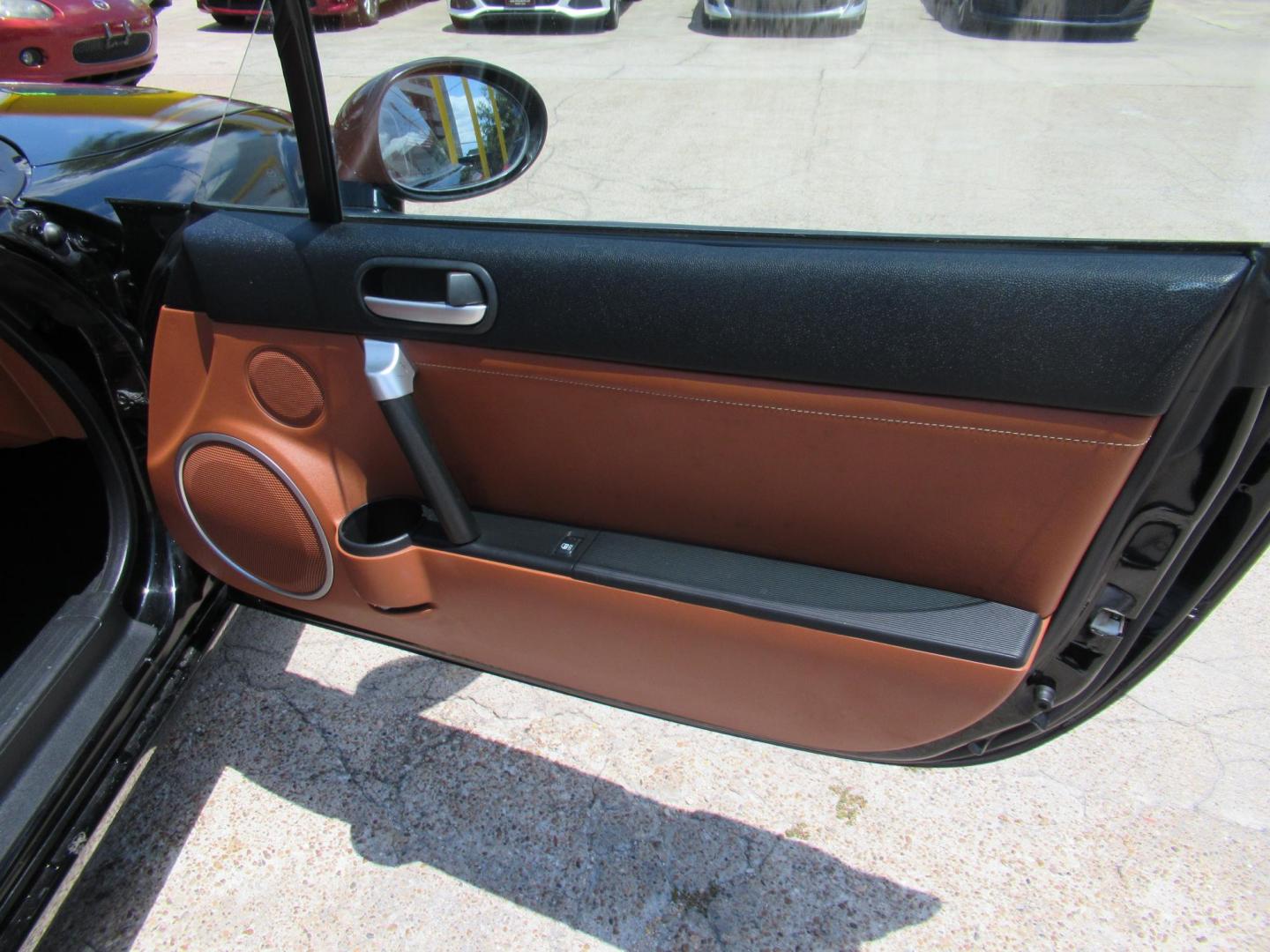 2006 /Brown Mazda MX-5 Miata 3rd Generation Limited (JM1NC25F760) with an 2.0L L4 DOHC 16V engine, 6-Speed Manual Overdrive transmission, located at 1511 North Shepherd Dr., Houston, TX, 77008, (281) 657-1221, 29.798361, -95.412560 - 2006 MAZDA MX-5 MIATA SPORT VIN: JM1NC25F760105827 J M 1 N C 2 5 F 7 6 0 1 0 5 8 2 7 CONVERTIBLE 2.0L I4 F DOHC 16V GASOLINE REAR WHEEL DRIVE - Photo#9