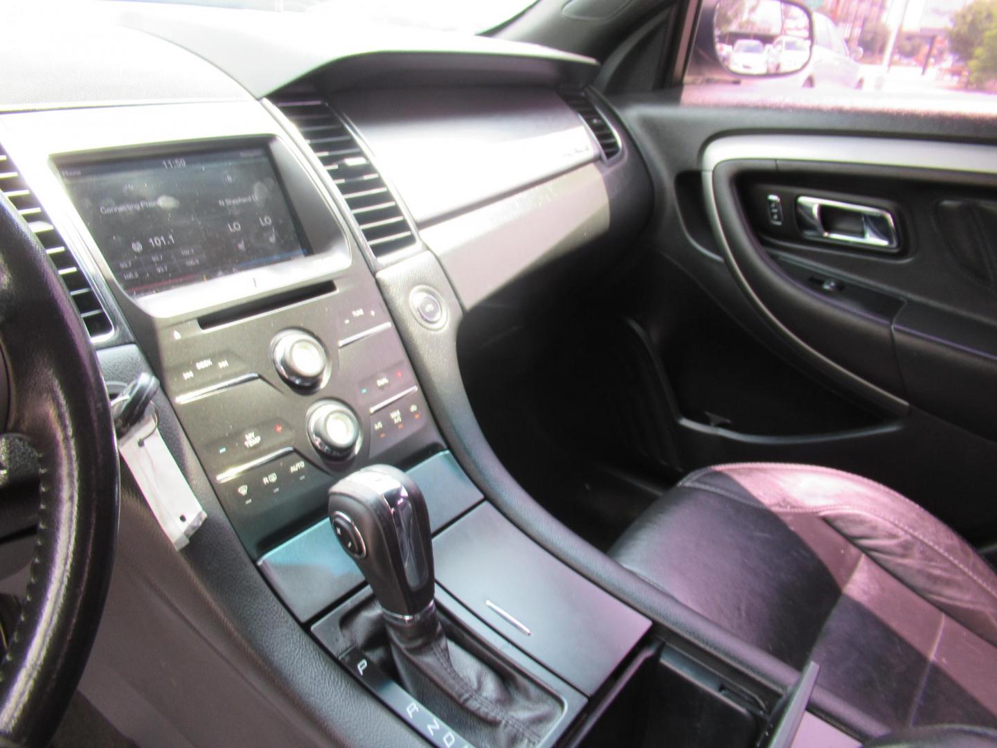 2013 Gray /Black Ford Taurus SEL AWD (1FAHP2H86DG) with an 3.5L V6 DOHC 24V engine, Automatic transmission, located at 1511 North Shepherd Dr., Houston, TX, 77008, (281) 657-1221, 29.798361, -95.412560 - 2013 FORD TAURUS SEL VIN: 1FAHP2H86DG164666 1 F A H P 2 H 8 6 D G 1 6 4 6 6 6 SEDAN 4 DR 3.5L V6 F DOHC 24V GASOLINE ALL WHEEL DRIVE - Photo#3