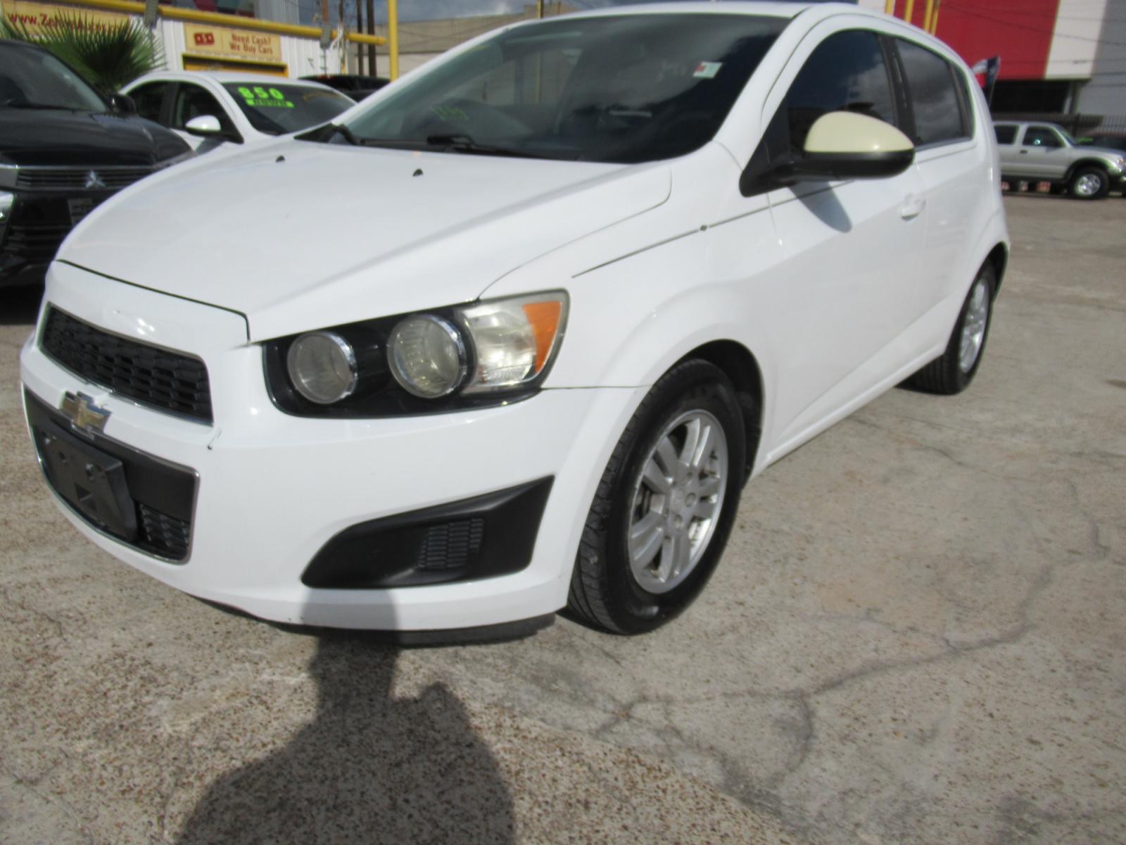 2015 White /Gray Chevrolet Sonic LT Auto 5-Door (1G1JC6SH0F4) with an 1.8L L4 DOHC 24V engine, Automatic transmission, located at 1511 North Shepherd Dr., Houston, TX, 77008, (281) 657-1221, 29.798361, -95.412560 - 2015 CHEVROLET SONIC LT AUTO VIN: 1G1JC6SH0F4109294 1 G 1 J C 6 S H 0 F 4 1 0 9 2 9 4 HATCHBACK 4 DR 1.8L I4 F DOHC 16V GASOLINE FRONT WHEEL DRIVE - Photo #13