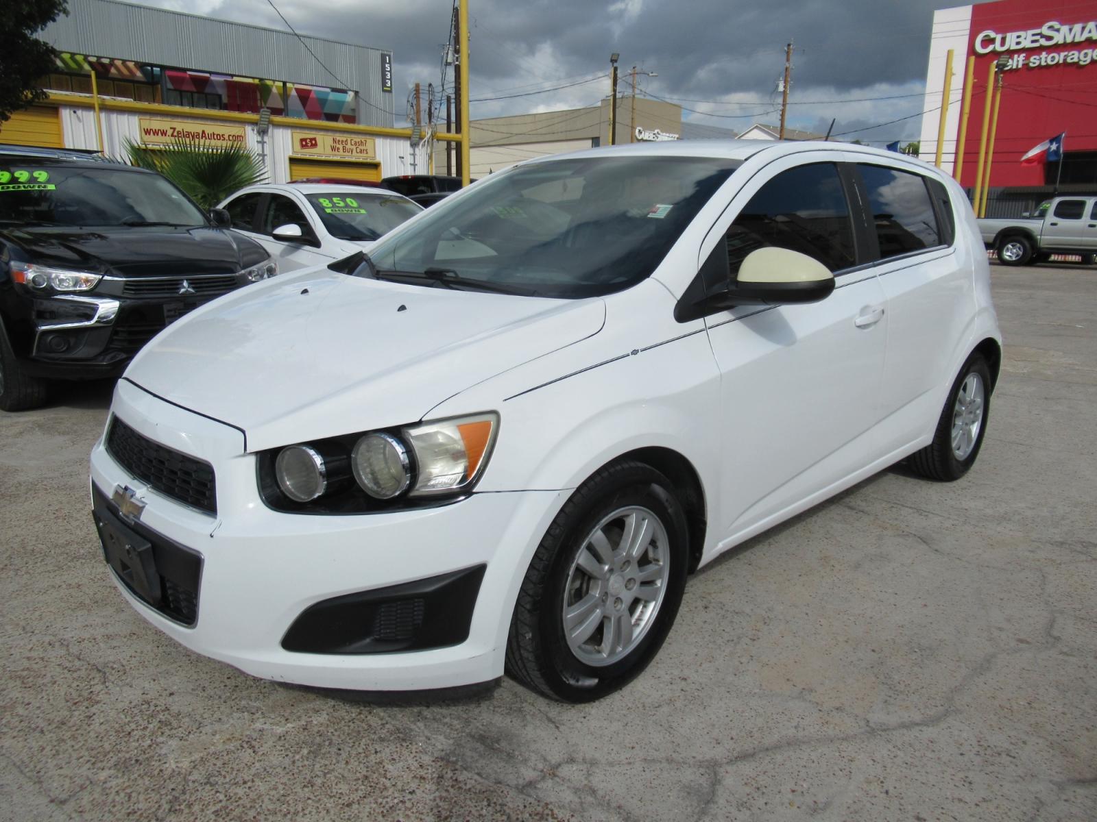 2015 White /Gray Chevrolet Sonic LT Auto 5-Door (1G1JC6SH0F4) with an 1.8L L4 DOHC 24V engine, Automatic transmission, located at 1511 North Shepherd Dr., Houston, TX, 77008, (281) 657-1221, 29.798361, -95.412560 - 2015 CHEVROLET SONIC LT AUTO VIN: 1G1JC6SH0F4109294 1 G 1 J C 6 S H 0 F 4 1 0 9 2 9 4 HATCHBACK 4 DR 1.8L I4 F DOHC 16V GASOLINE FRONT WHEEL DRIVE - Photo #17