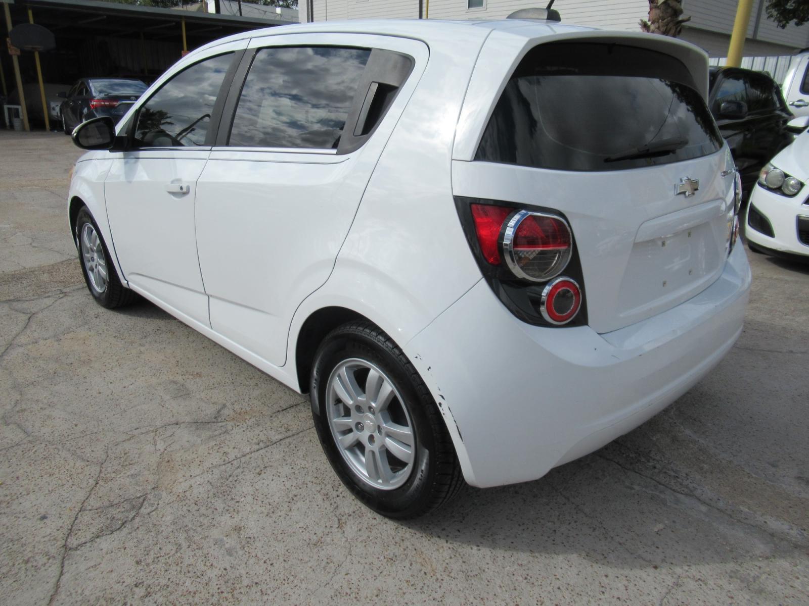 2015 White /Gray Chevrolet Sonic LT Auto 5-Door (1G1JC6SH0F4) with an 1.8L L4 DOHC 24V engine, Automatic transmission, located at 1511 North Shepherd Dr., Houston, TX, 77008, (281) 657-1221, 29.798361, -95.412560 - 2015 CHEVROLET SONIC LT AUTO VIN: 1G1JC6SH0F4109294 1 G 1 J C 6 S H 0 F 4 1 0 9 2 9 4 HATCHBACK 4 DR 1.8L I4 F DOHC 16V GASOLINE FRONT WHEEL DRIVE - Photo #18
