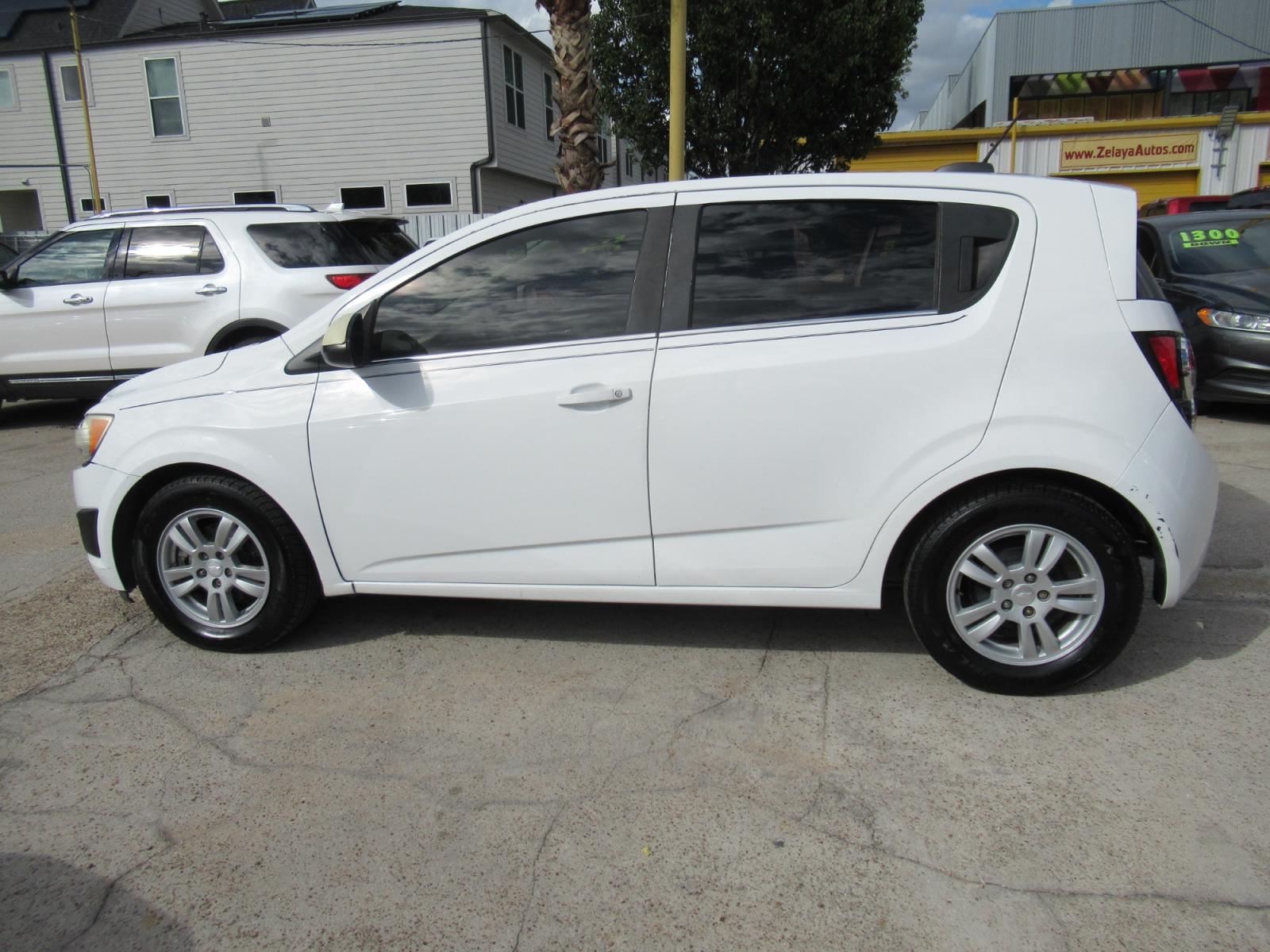 2015 White /Gray Chevrolet Sonic LT Auto 5-Door (1G1JC6SH0F4) with an 1.8L L4 DOHC 24V engine, Automatic transmission, located at 1511 North Shepherd Dr., Houston, TX, 77008, (281) 657-1221, 29.798361, -95.412560 - 2015 CHEVROLET SONIC LT AUTO VIN: 1G1JC6SH0F4109294 1 G 1 J C 6 S H 0 F 4 1 0 9 2 9 4 HATCHBACK 4 DR 1.8L I4 F DOHC 16V GASOLINE FRONT WHEEL DRIVE - Photo #19