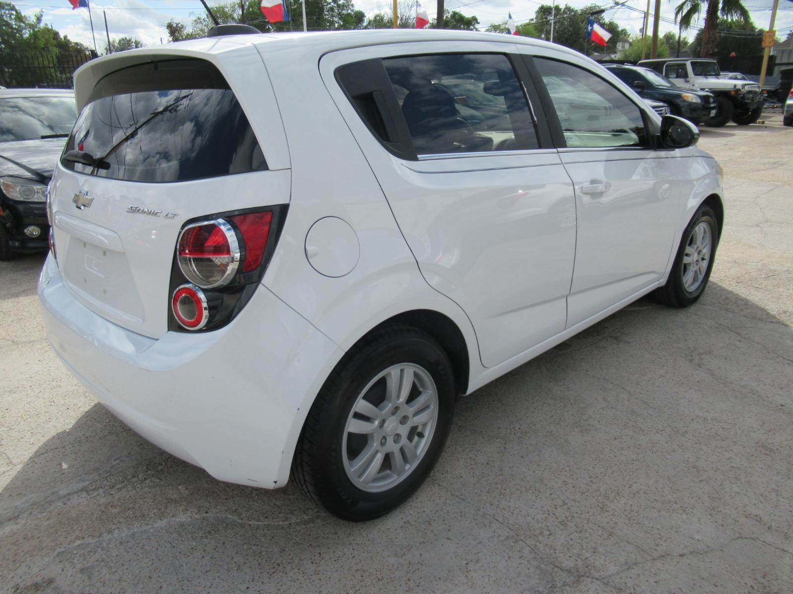 2015 White /Gray Chevrolet Sonic LT Auto 5-Door (1G1JC6SH0F4) with an 1.8L L4 DOHC 24V engine, Automatic transmission, located at 1511 North Shepherd Dr., Houston, TX, 77008, (281) 657-1221, 29.798361, -95.412560 - 2015 CHEVROLET SONIC LT AUTO VIN: 1G1JC6SH0F4109294 1 G 1 J C 6 S H 0 F 4 1 0 9 2 9 4 HATCHBACK 4 DR 1.8L I4 F DOHC 16V GASOLINE FRONT WHEEL DRIVE - Photo #21