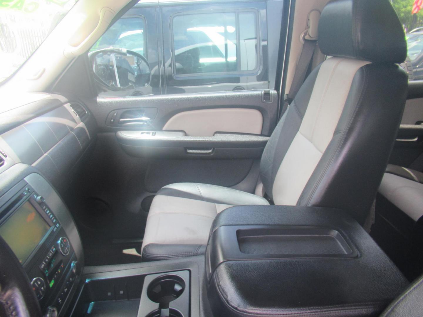 2007 White /Black Chevrolet Tahoe LS 2WD (1GNFC130X7R) with an 5.3L V8 OHV 16V FFV engine, Automatic Overdrive transmission, located at 1511 North Shepherd Dr., Houston, TX, 77008, (281) 657-1221, 29.798361, -95.412560 - 2007 CHEVROLET TAHOE LTZ VIN: 1GNFC130X7R319048 1 G N F C 1 3 0 X 7 R 3 1 9 0 4 8 4 DOOR WAGON/SPORT UTILITY 5.3L V8 F FLEX FUEL REAR WHEEL DRIVE - Photo#2
