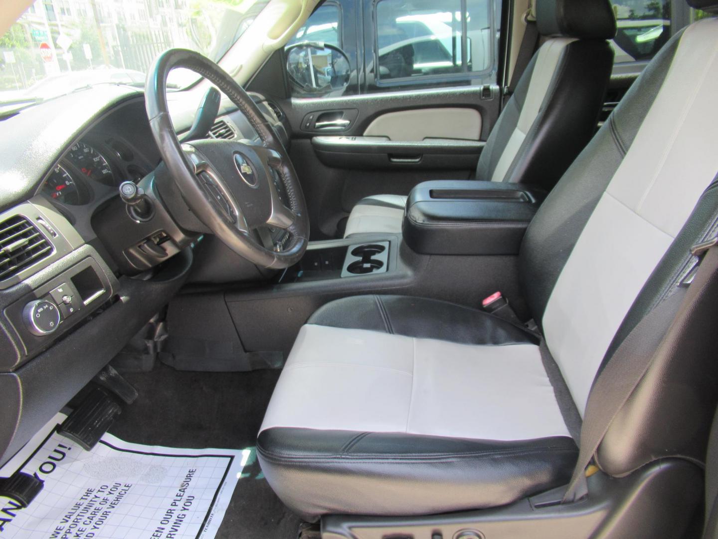 2007 White /Black Chevrolet Tahoe LS 2WD (1GNFC130X7R) with an 5.3L V8 OHV 16V FFV engine, Automatic Overdrive transmission, located at 1511 North Shepherd Dr., Houston, TX, 77008, (281) 657-1221, 29.798361, -95.412560 - 2007 CHEVROLET TAHOE LTZ VIN: 1GNFC130X7R319048 1 G N F C 1 3 0 X 7 R 3 1 9 0 4 8 4 DOOR WAGON/SPORT UTILITY 5.3L V8 F FLEX FUEL REAR WHEEL DRIVE - Photo#1