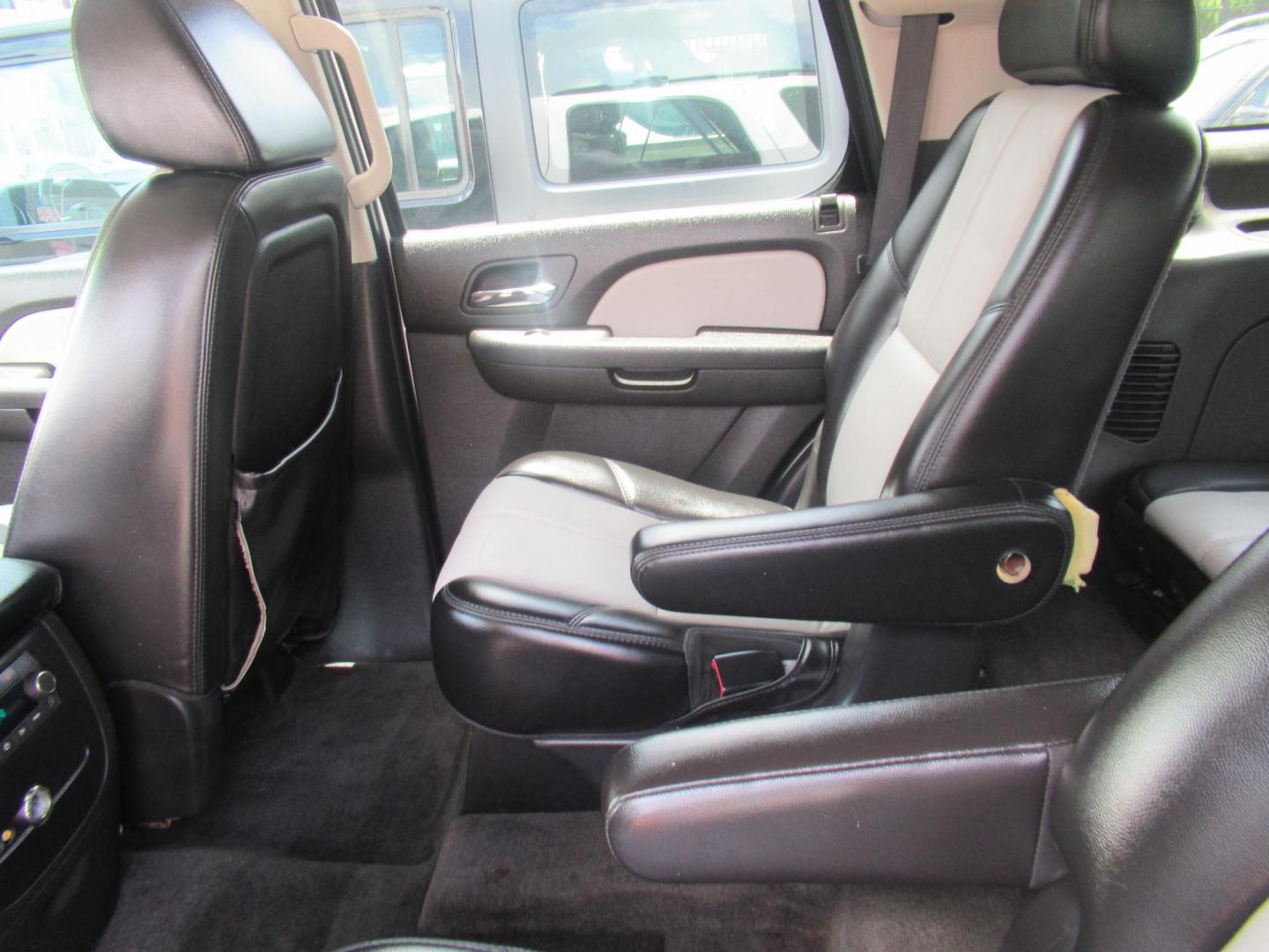 2007 White /Black Chevrolet Tahoe LS 2WD (1GNFC130X7R) with an 5.3L V8 OHV 16V FFV engine, Automatic Overdrive transmission, located at 1511 North Shepherd Dr., Houston, TX, 77008, (281) 657-1221, 29.798361, -95.412560 - 2007 CHEVROLET TAHOE LTZ VIN: 1GNFC130X7R319048 1 G N F C 1 3 0 X 7 R 3 1 9 0 4 8 4 DOOR WAGON/SPORT UTILITY 5.3L V8 F FLEX FUEL REAR WHEEL DRIVE - Photo#5