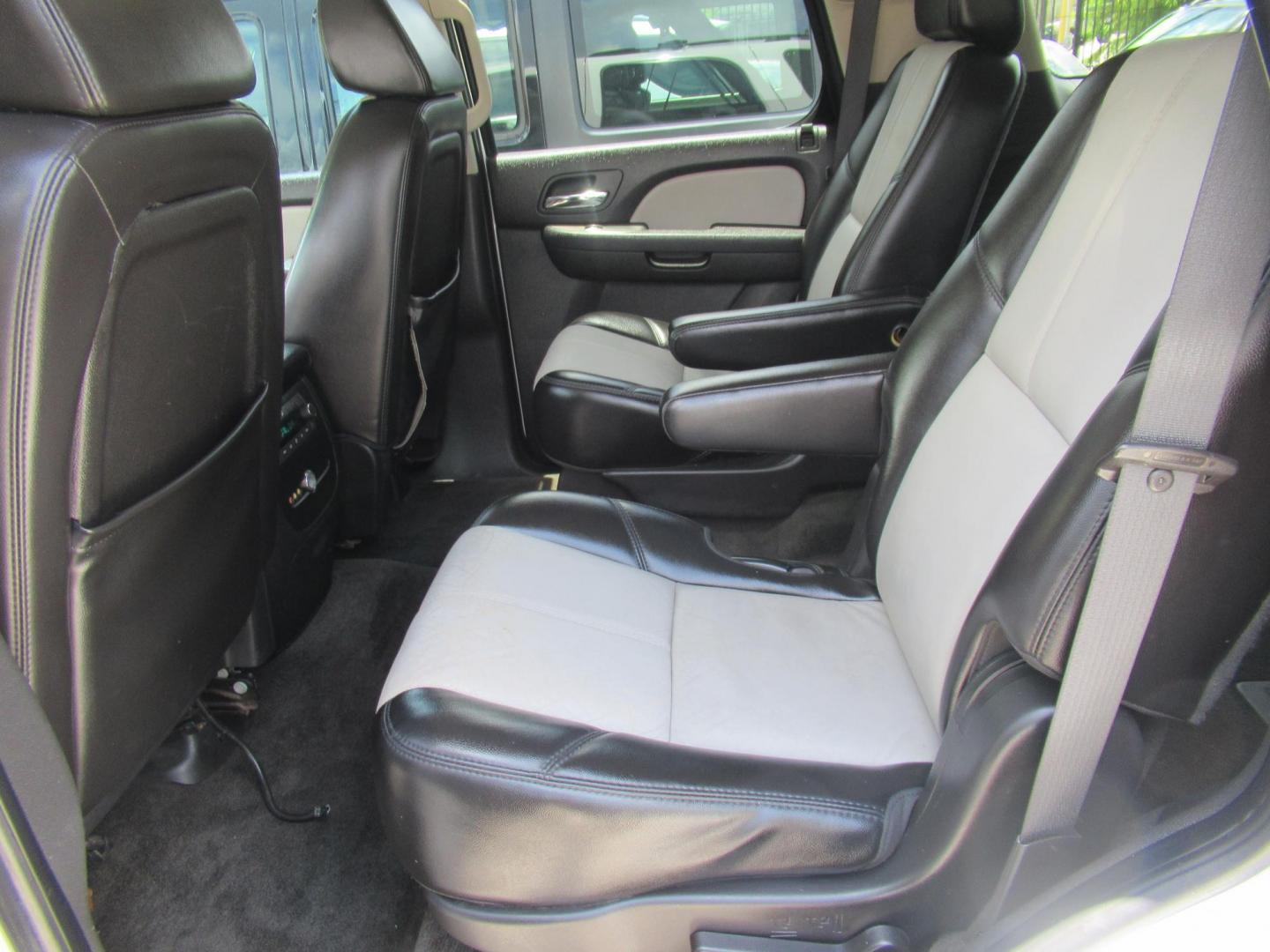 2007 White /Black Chevrolet Tahoe LS 2WD (1GNFC130X7R) with an 5.3L V8 OHV 16V FFV engine, Automatic Overdrive transmission, located at 1511 North Shepherd Dr., Houston, TX, 77008, (281) 657-1221, 29.798361, -95.412560 - 2007 CHEVROLET TAHOE LTZ VIN: 1GNFC130X7R319048 1 G N F C 1 3 0 X 7 R 3 1 9 0 4 8 4 DOOR WAGON/SPORT UTILITY 5.3L V8 F FLEX FUEL REAR WHEEL DRIVE - Photo#4