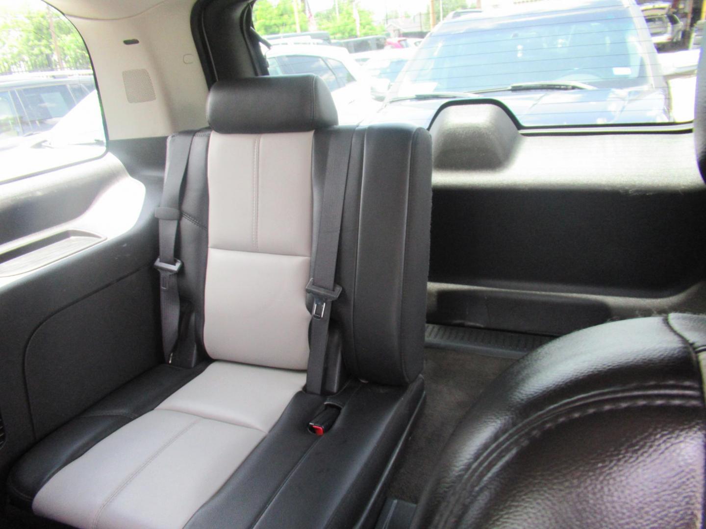 2007 White /Black Chevrolet Tahoe LS 2WD (1GNFC130X7R) with an 5.3L V8 OHV 16V FFV engine, Automatic Overdrive transmission, located at 1511 North Shepherd Dr., Houston, TX, 77008, (281) 657-1221, 29.798361, -95.412560 - 2007 CHEVROLET TAHOE LTZ VIN: 1GNFC130X7R319048 1 G N F C 1 3 0 X 7 R 3 1 9 0 4 8 4 DOOR WAGON/SPORT UTILITY 5.3L V8 F FLEX FUEL REAR WHEEL DRIVE - Photo#6