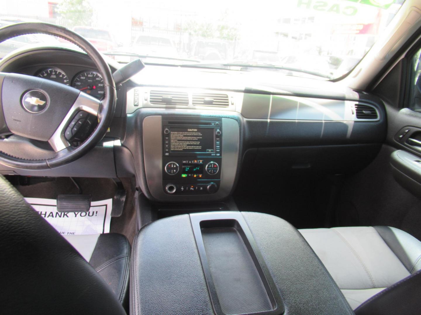 2007 White /Black Chevrolet Tahoe LS 2WD (1GNFC130X7R) with an 5.3L V8 OHV 16V FFV engine, Automatic Overdrive transmission, located at 1511 North Shepherd Dr., Houston, TX, 77008, (281) 657-1221, 29.798361, -95.412560 - 2007 CHEVROLET TAHOE LTZ VIN: 1GNFC130X7R319048 1 G N F C 1 3 0 X 7 R 3 1 9 0 4 8 4 DOOR WAGON/SPORT UTILITY 5.3L V8 F FLEX FUEL REAR WHEEL DRIVE - Photo#8