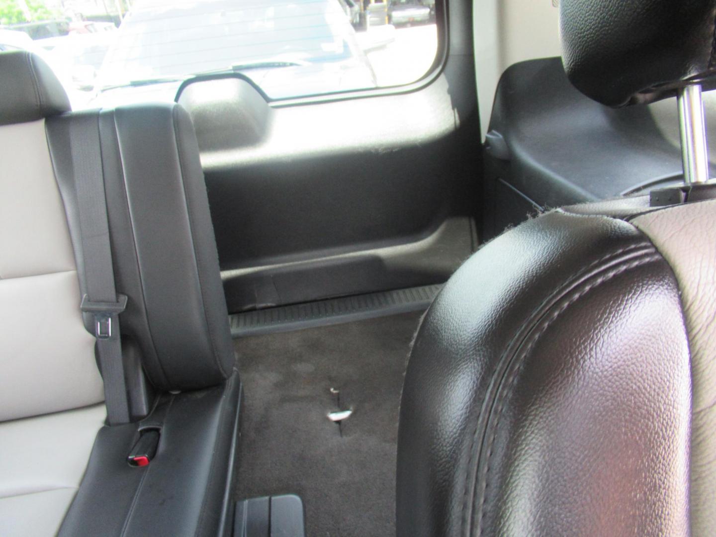 2007 White /Black Chevrolet Tahoe LS 2WD (1GNFC130X7R) with an 5.3L V8 OHV 16V FFV engine, Automatic Overdrive transmission, located at 1511 North Shepherd Dr., Houston, TX, 77008, (281) 657-1221, 29.798361, -95.412560 - 2007 CHEVROLET TAHOE LTZ VIN: 1GNFC130X7R319048 1 G N F C 1 3 0 X 7 R 3 1 9 0 4 8 4 DOOR WAGON/SPORT UTILITY 5.3L V8 F FLEX FUEL REAR WHEEL DRIVE - Photo#7