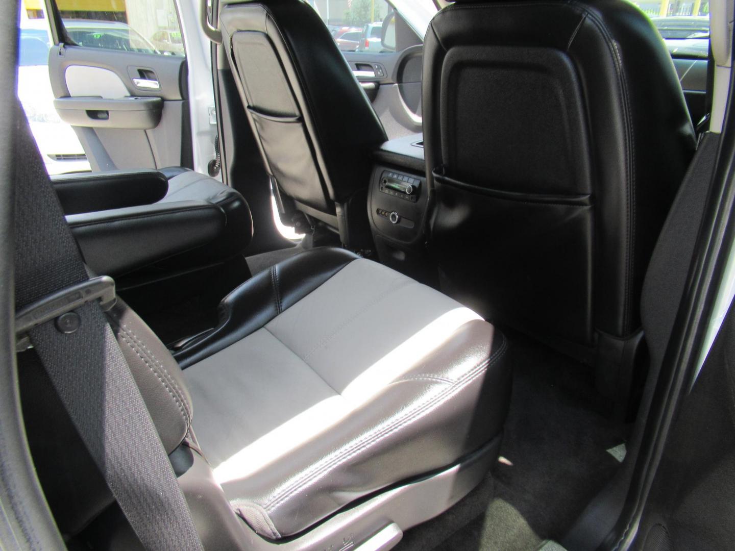 2007 White /Black Chevrolet Tahoe LS 2WD (1GNFC130X7R) with an 5.3L V8 OHV 16V FFV engine, Automatic Overdrive transmission, located at 1511 North Shepherd Dr., Houston, TX, 77008, (281) 657-1221, 29.798361, -95.412560 - 2007 CHEVROLET TAHOE LTZ VIN: 1GNFC130X7R319048 1 G N F C 1 3 0 X 7 R 3 1 9 0 4 8 4 DOOR WAGON/SPORT UTILITY 5.3L V8 F FLEX FUEL REAR WHEEL DRIVE - Photo#9