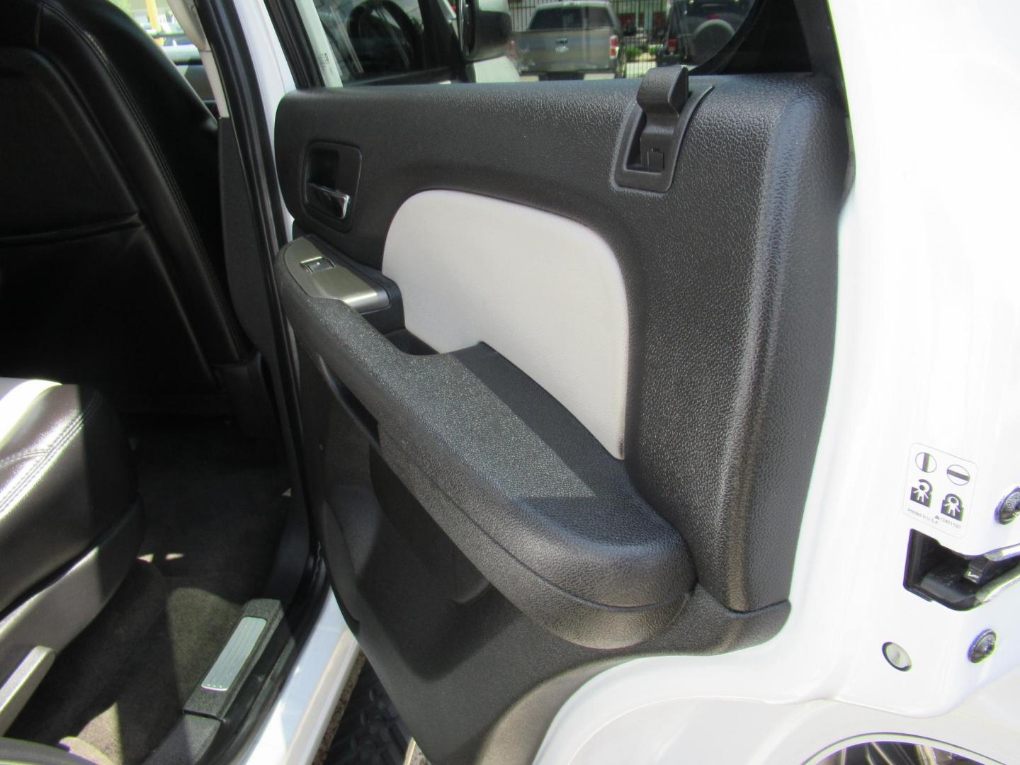 2007 White /Black Chevrolet Tahoe LS 2WD (1GNFC130X7R) with an 5.3L V8 OHV 16V FFV engine, Automatic Overdrive transmission, located at 1511 North Shepherd Dr., Houston, TX, 77008, (281) 657-1221, 29.798361, -95.412560 - 2007 CHEVROLET TAHOE LTZ VIN: 1GNFC130X7R319048 1 G N F C 1 3 0 X 7 R 3 1 9 0 4 8 4 DOOR WAGON/SPORT UTILITY 5.3L V8 F FLEX FUEL REAR WHEEL DRIVE - Photo#10