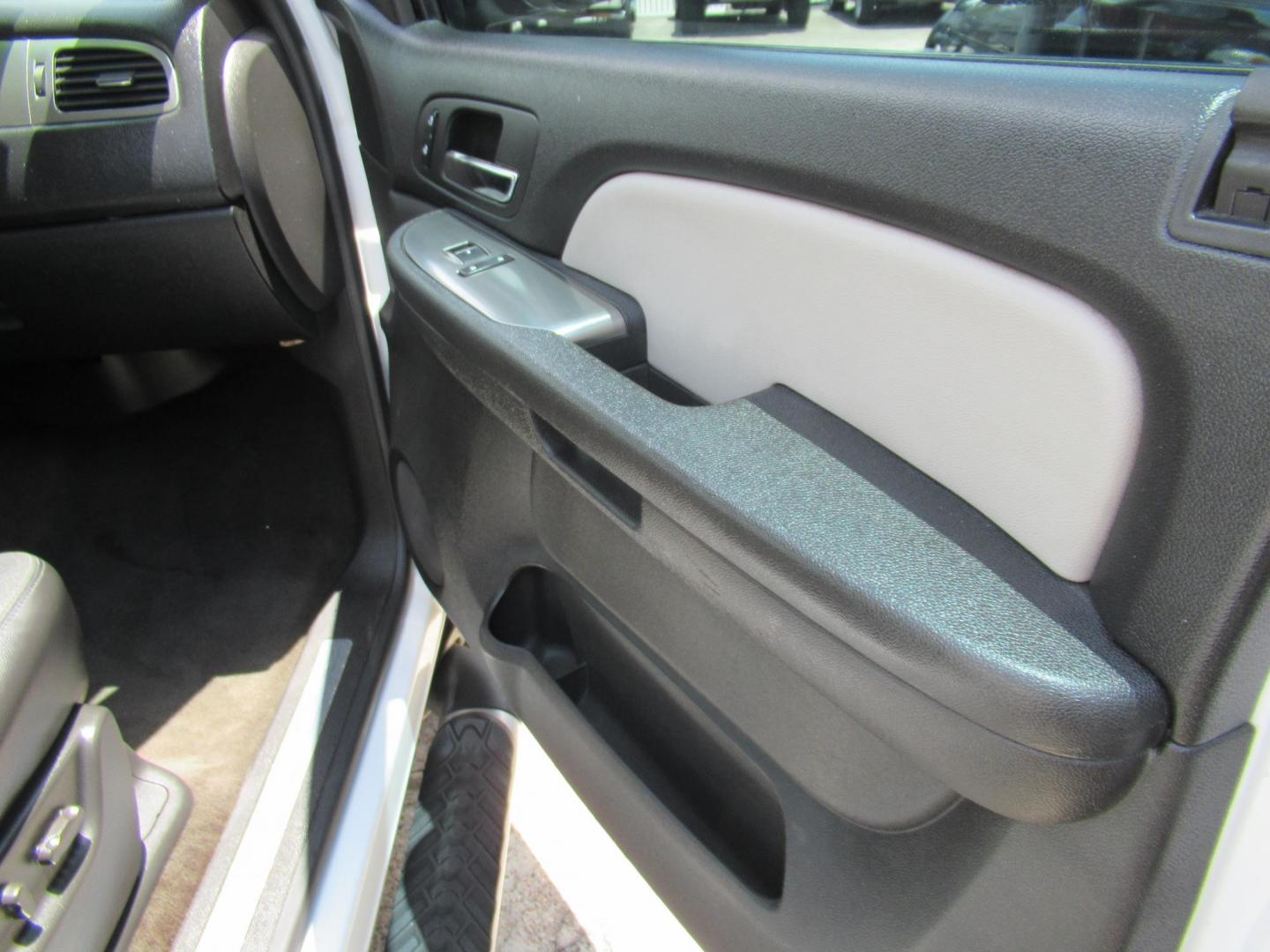 2007 White /Black Chevrolet Tahoe LS 2WD (1GNFC130X7R) with an 5.3L V8 OHV 16V FFV engine, Automatic Overdrive transmission, located at 1511 North Shepherd Dr., Houston, TX, 77008, (281) 657-1221, 29.798361, -95.412560 - 2007 CHEVROLET TAHOE LTZ VIN: 1GNFC130X7R319048 1 G N F C 1 3 0 X 7 R 3 1 9 0 4 8 4 DOOR WAGON/SPORT UTILITY 5.3L V8 F FLEX FUEL REAR WHEEL DRIVE - Photo#11